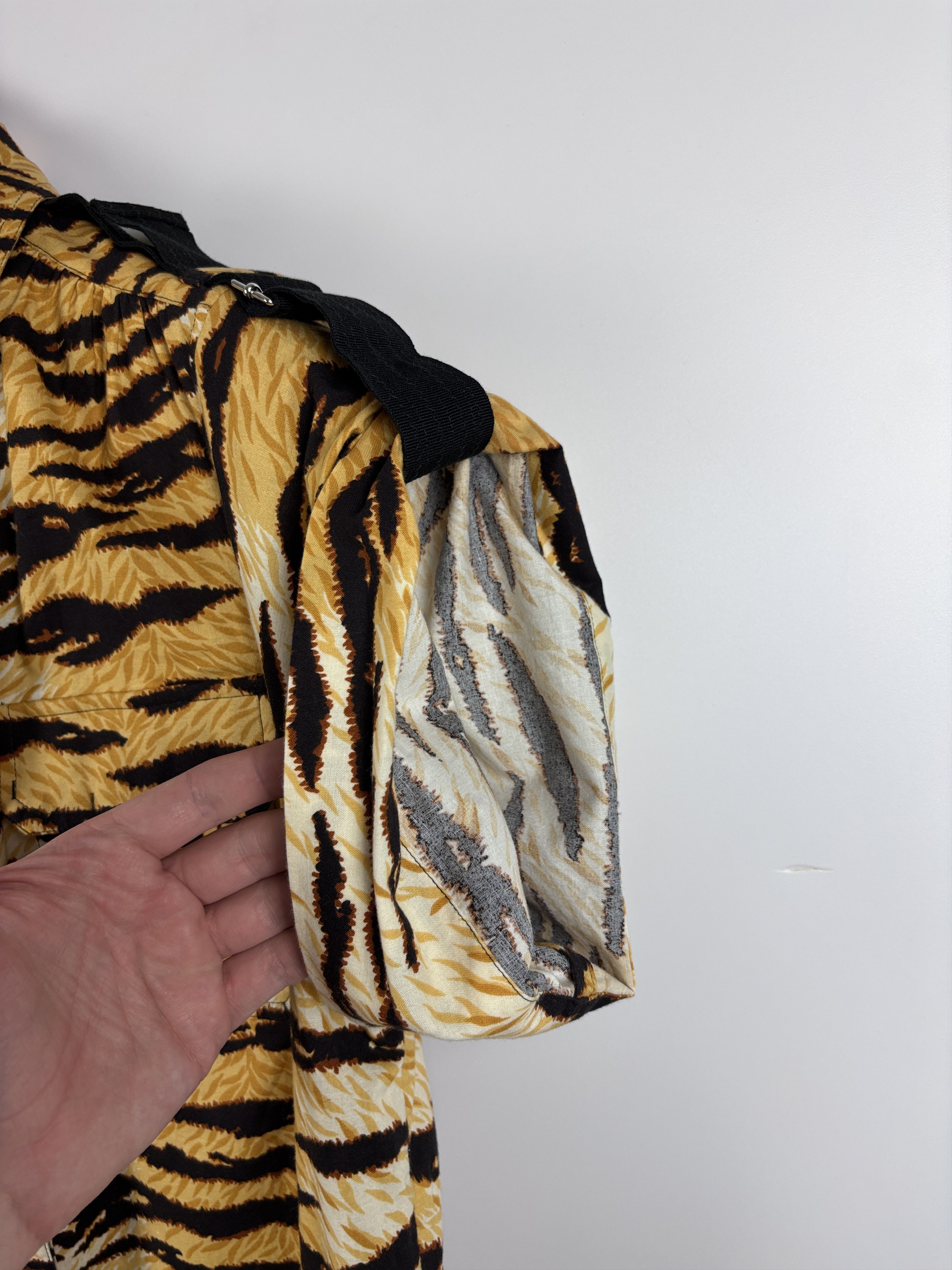 Dolce & Gabbana Dolce & Gabbana Tiger Print Short Sleeve Button Shirt 44 Size M / US 6-8 / IT 42-44 - 4 Thumbnail