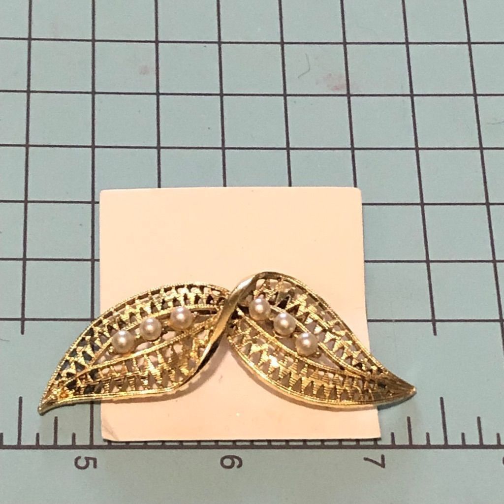 Vintage Embellished Spiral Leaf Metal Gold Faux Pearl Brooch Jewelry Size ONE SIZE - 3 Thumbnail