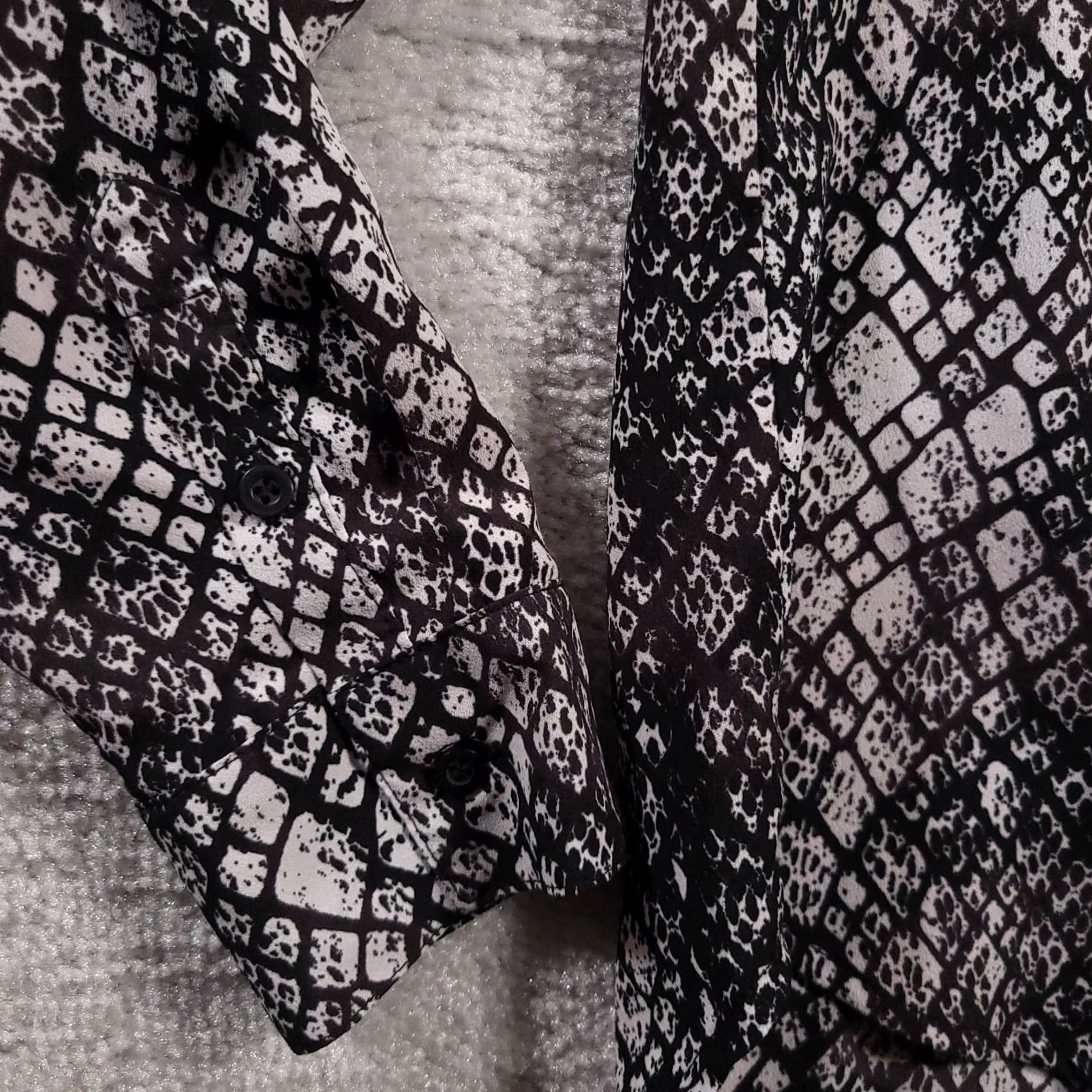 Apt. 9 Apt. 9 Shirt Women's Medium Black Long Sleeve V Neck Snake Print Button Up Size M / US 6-8 / IT 42-44 - 3 Thumbnail