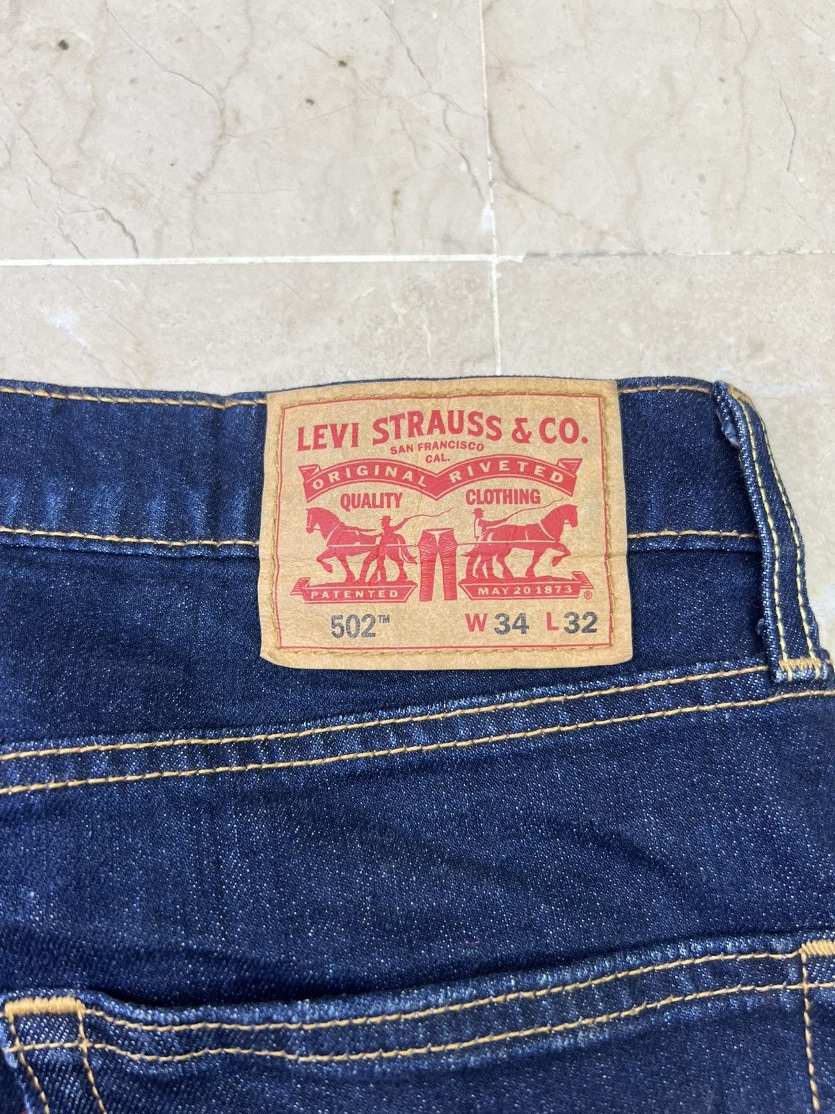 Levi's Contemporary Levi’s 502 Dark Wash SelvedgeStyle Tapereddenim Size US 34 / EU 50 - 13 Thumbnail