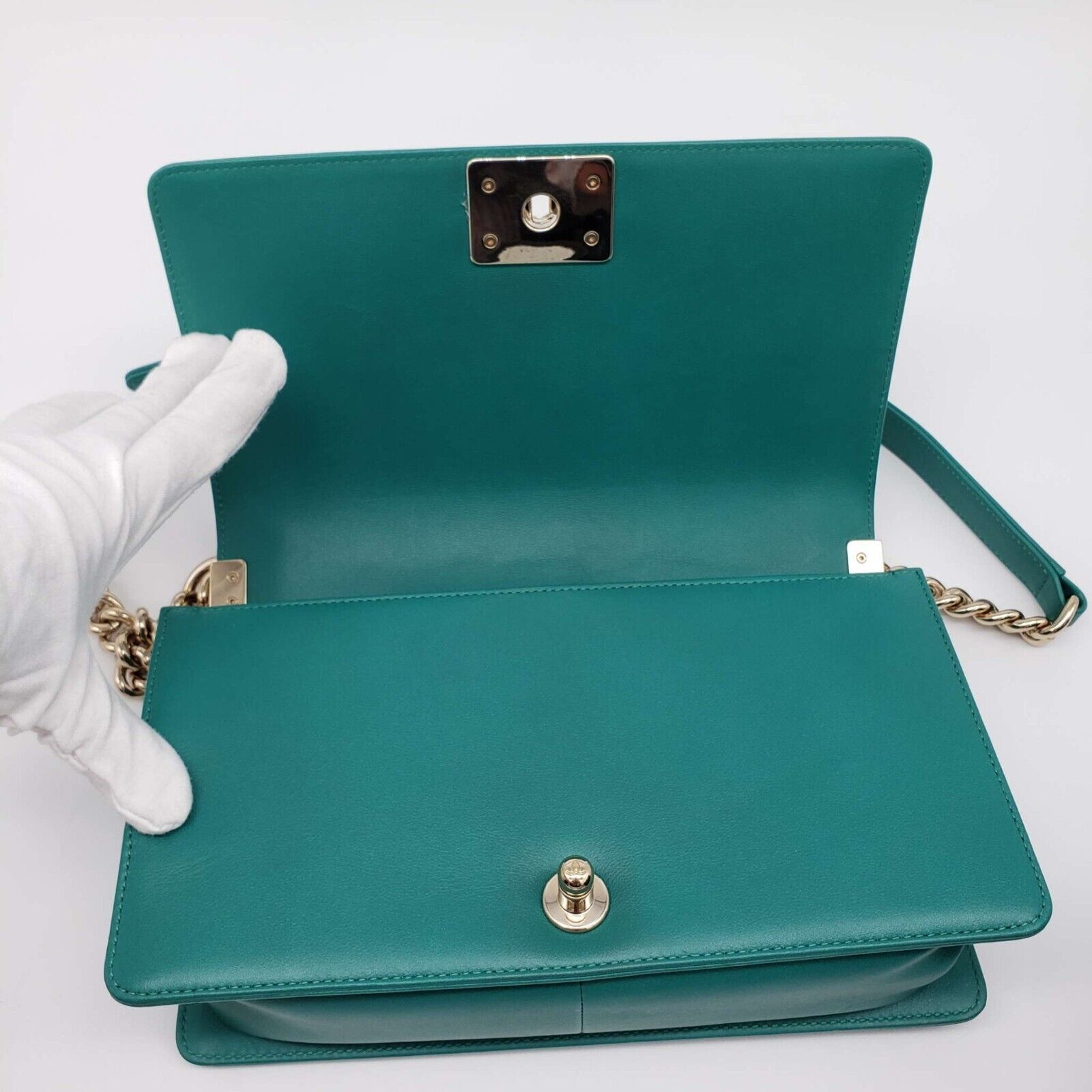Chanel Authentic CHANEL Boy Green Leather Shoulder Bag 2650-080524 Size ONE SIZE - 15 Thumbnail