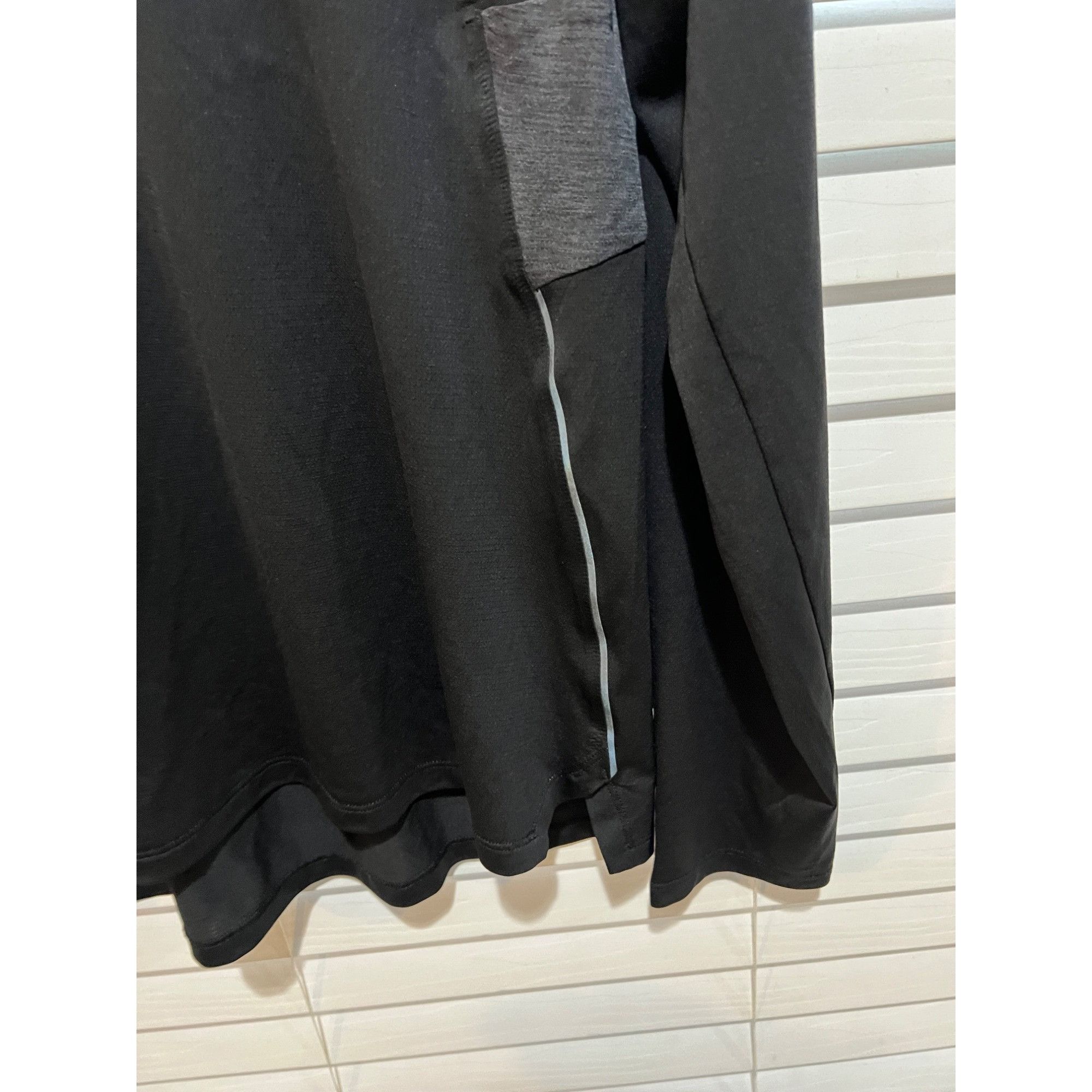 Lululemon Lululemon Long Sleeve Shirt - Size L Size US L / EU 52-54 / 3 - 3 Thumbnail