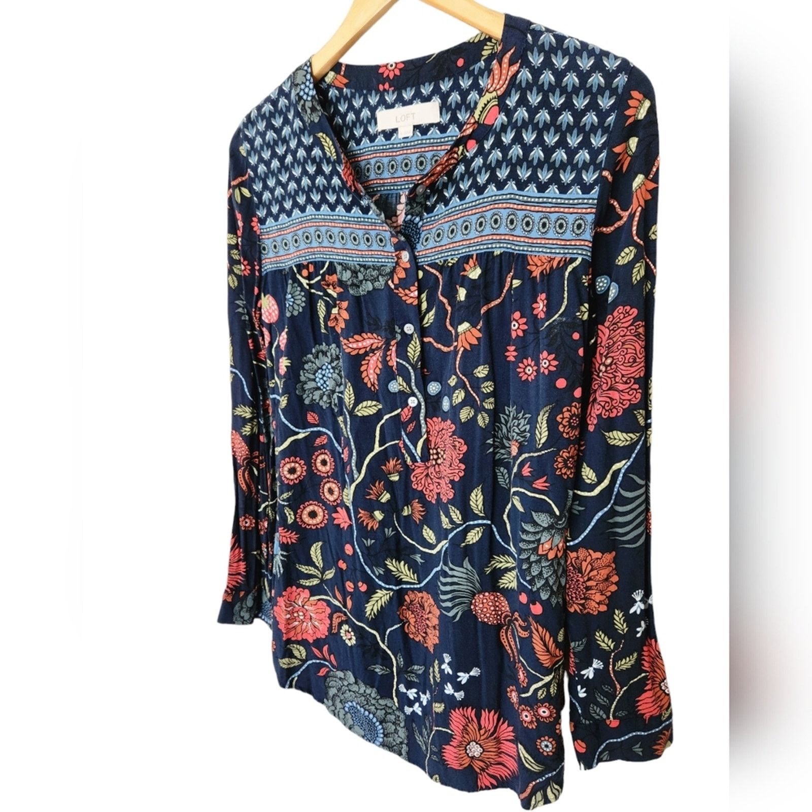 Loft Loft Ann Taylor Rayon Half button up pop over top Medium Size M / US 6-8 / IT 42-44 - 4 Thumbnail