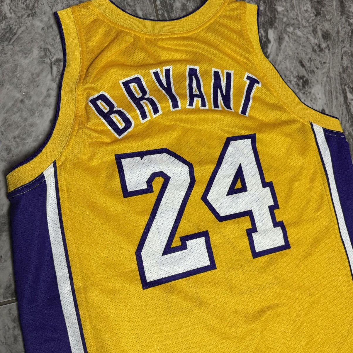 Champion × NBA × Vintage Kobe Bryant #24 Los Angeles Lakers Champion Jersey Size M Size US M / EU 48-50 / 2 - 3 Thumbnail