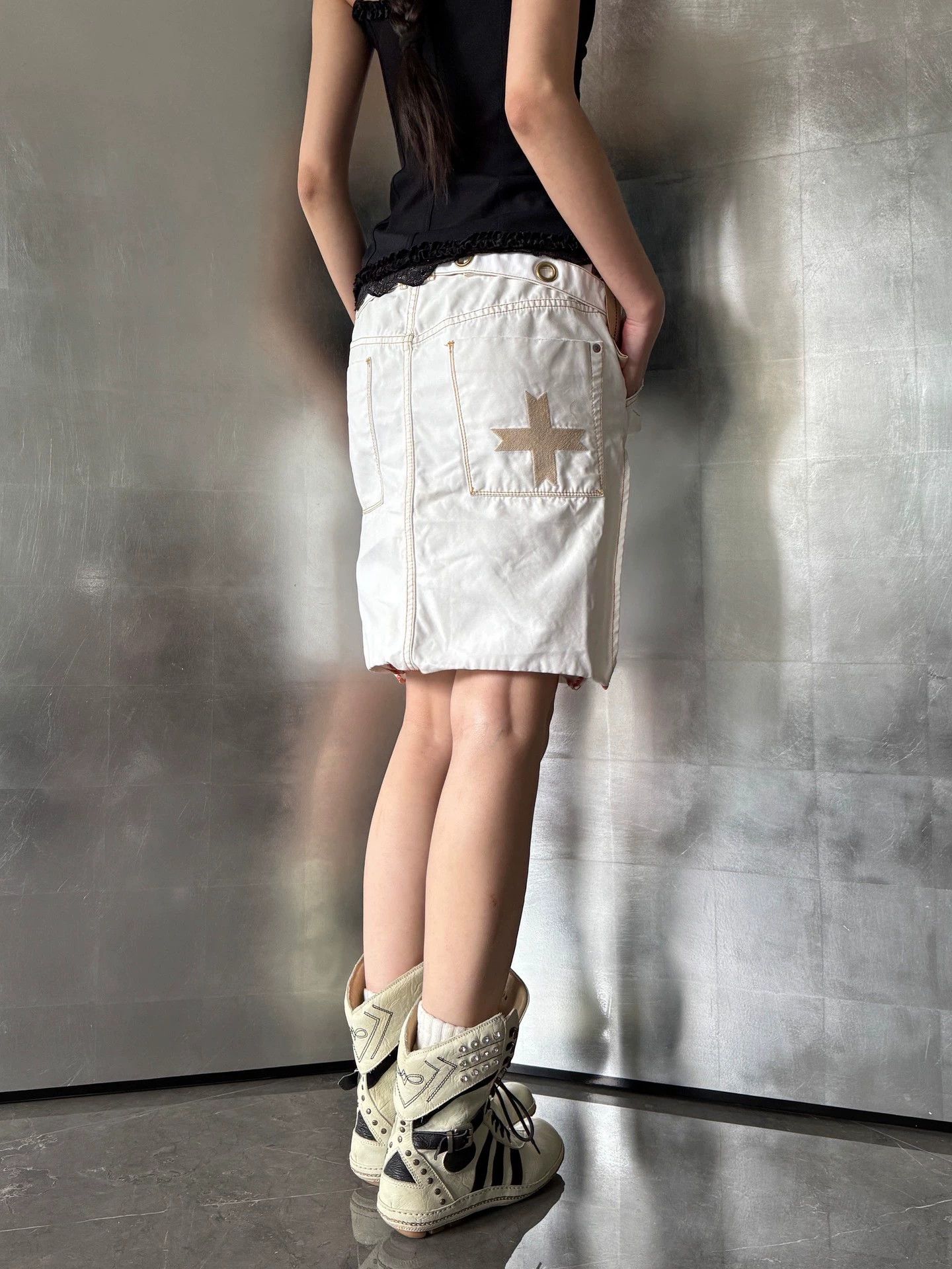 Vintage Vintage Italian Beaded Cross Belt Split Skirt S Size 26" / US 2 / IT 38 - 3 Thumbnail