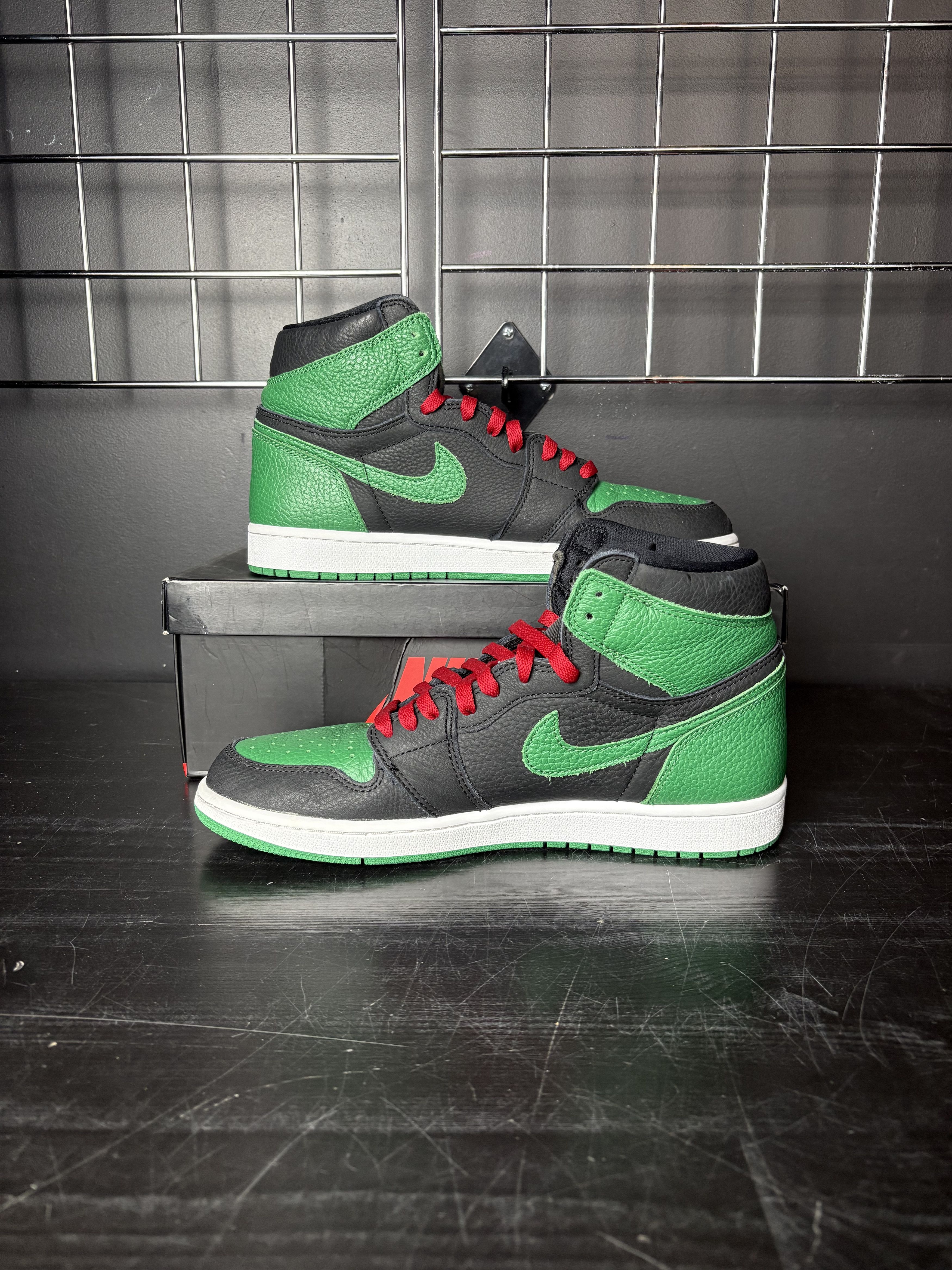 Jordan Brand Air Jordan 1 Retro High "Pine Green Black" **PRE-OWNED** Size US 10.5 / EU 43-44 - 3 Thumbnail