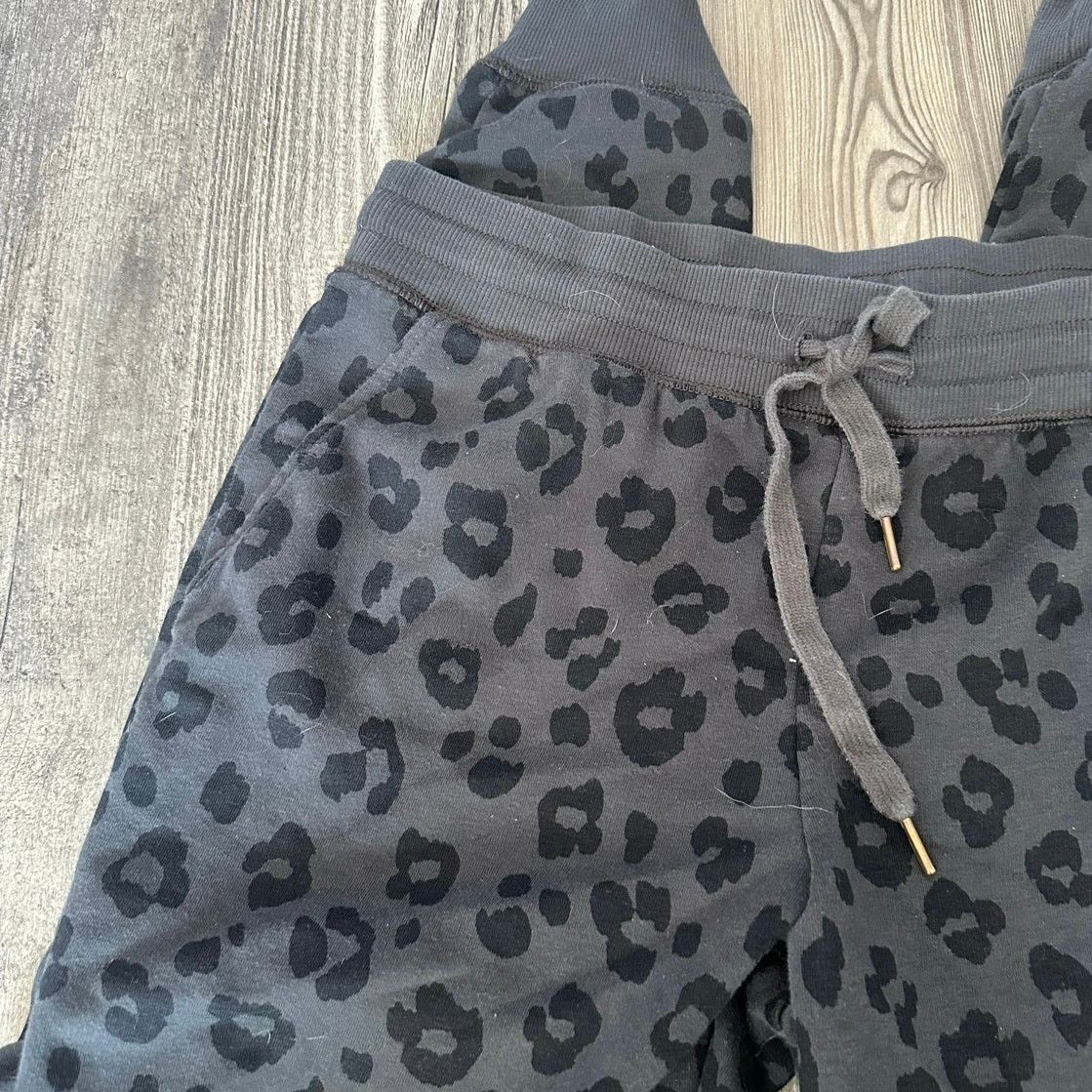 Old Navy old navy gray black cheetah print sweatpants Size 30" / US 8 / IT 44 - 2 Thumbnail