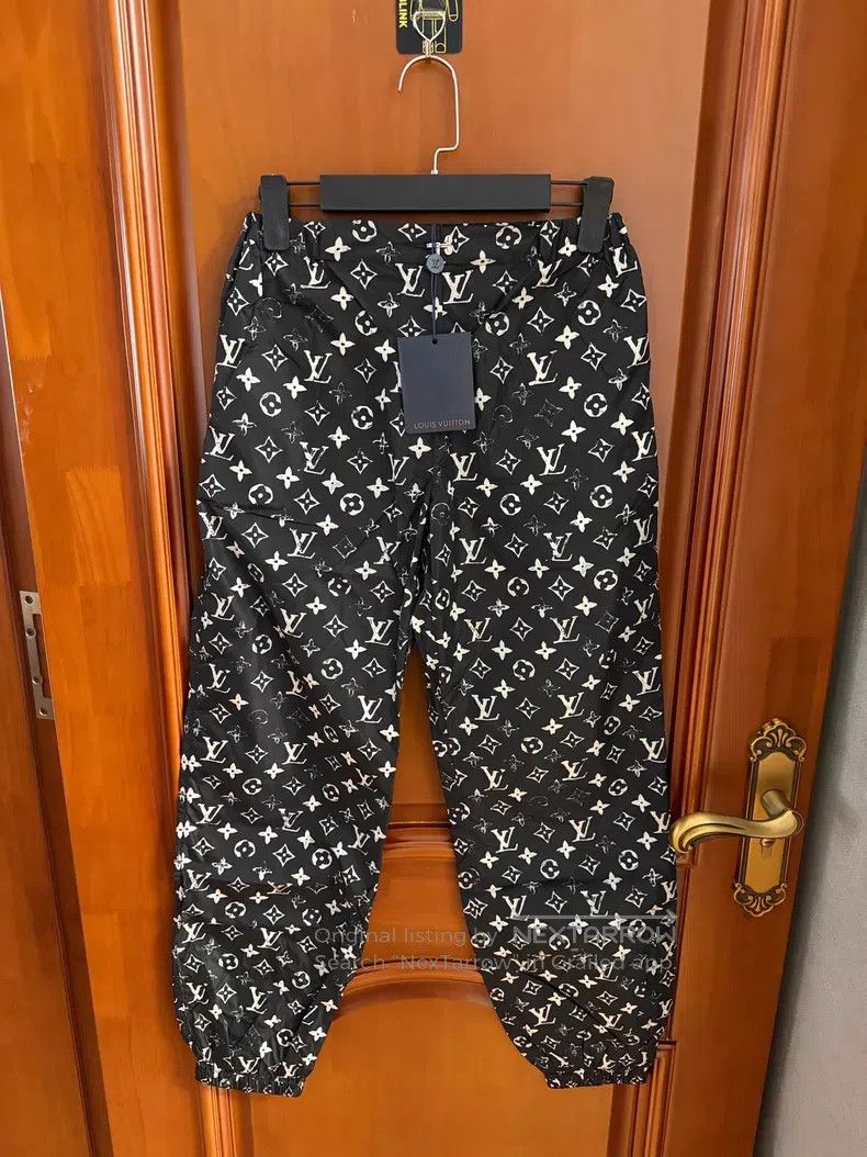 Louis Vuitton Louis Vuitton Black logo presbyopic jogging pants Size US 36 / EU 52 - 1 Thumbnail