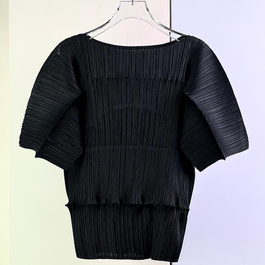 Pleats Please Issey Miyake Pleats Please Issey Miyake Pleated Short Sleeve Top OS Size ONE SIZE - 1 Thumbnail