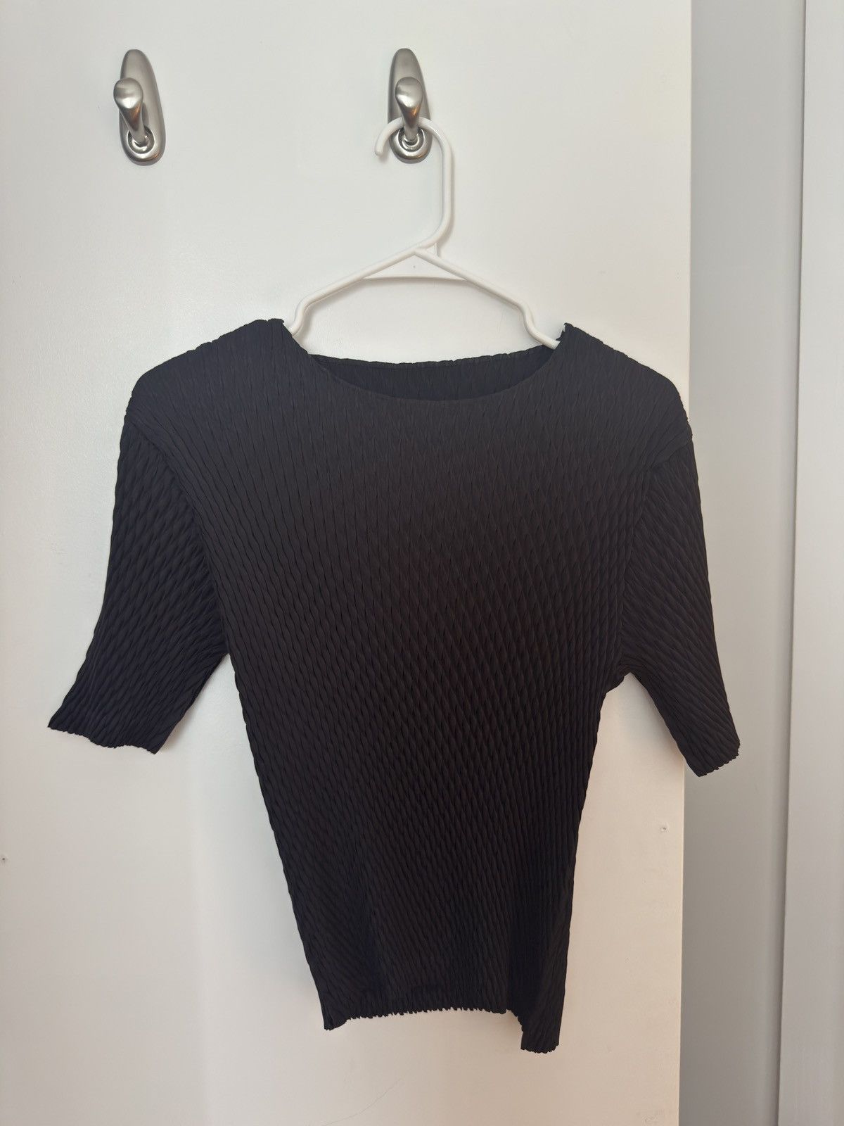 Issey Miyake Sleek Pleats Short Sleeve Top Size ONE SIZE - 1 Thumbnail