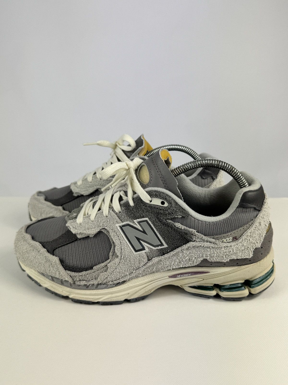 New Balance NEW BALANCE 2002R SNEAKERS Size US 9 / EU 42 - 4 Thumbnail