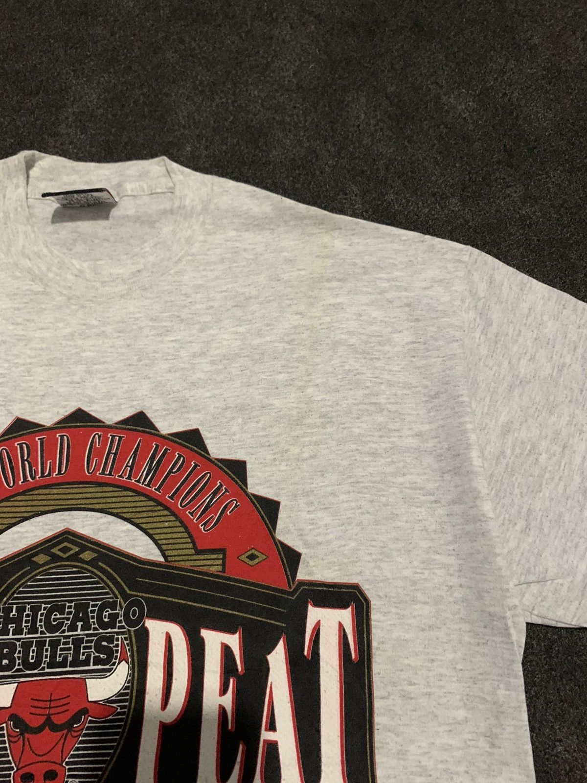 Vintage Vintage 1993 Chicago Bulls "THREE-PEAT" NBA World T-Shirt Size US L / EU 52-54 / 3 - 7 Thumbnail