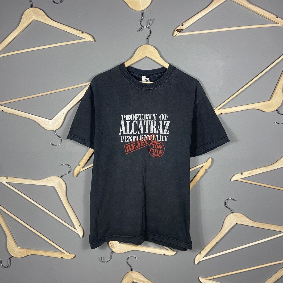 Vintage Vintage 90s Property Of Alcatraz Penitentiary T-shirt Size US L / EU 52-54 / 3 - 1 Thumbnail