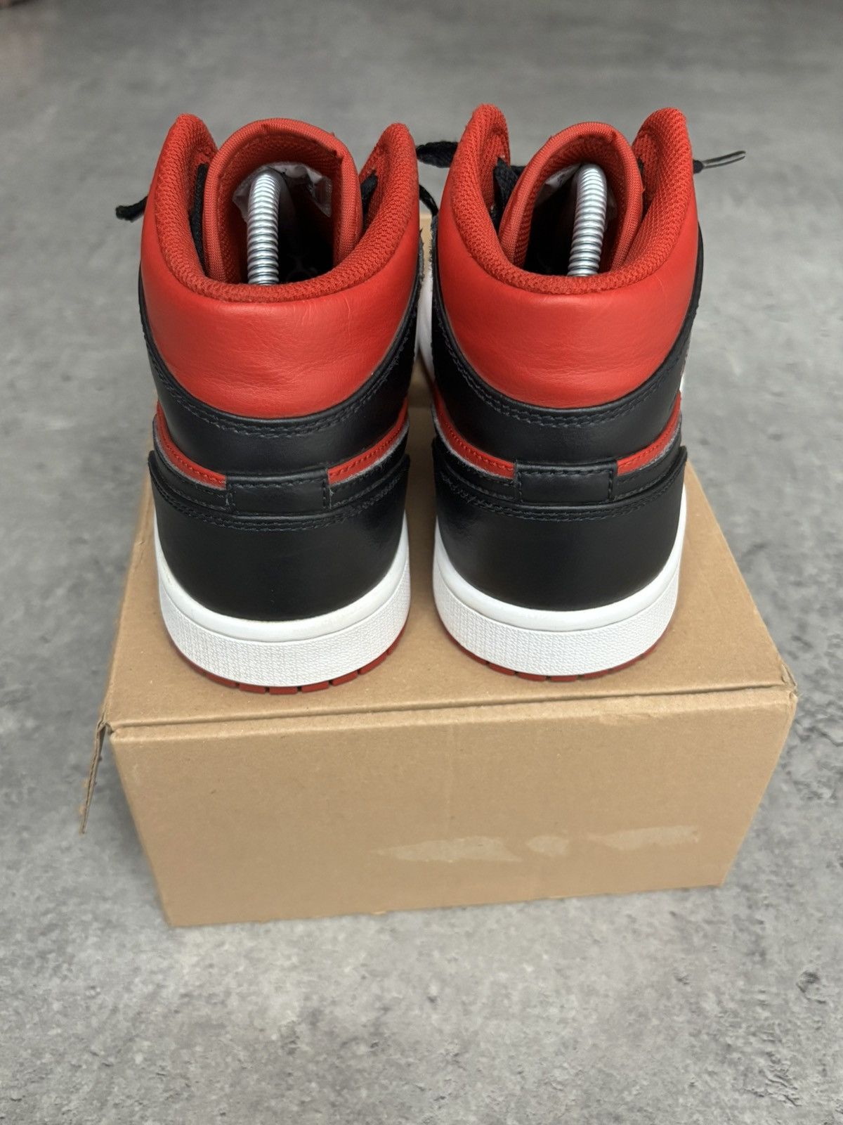 Jordan Brand Nike Air Jordan 1 Mid Reverse Bred Like New Streetwear Size US 7 / EU 40 - 9 Thumbnail