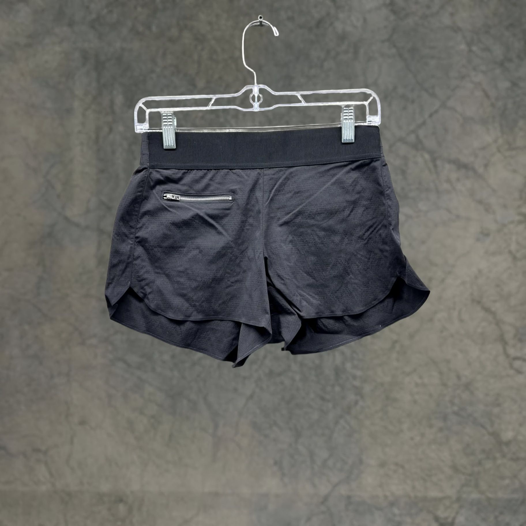 Athleta Athleta Shorts Womens 2 Black 3.5 In Running Athletic Lightweight Zip Pocket Pocketed Back Zip Pockets Athletic Size 26" / US 2 / IT 38 - 1 Thumbnail