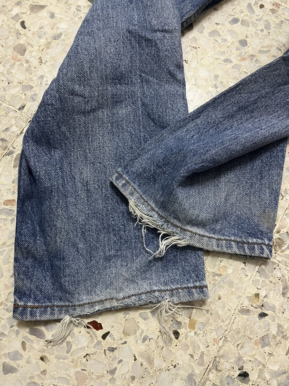 Levi's Vintage Clothing Vintage Levi’s 505 distressed 90s light blue wash jeans Size US 32 / EU 48 - 10 Thumbnail