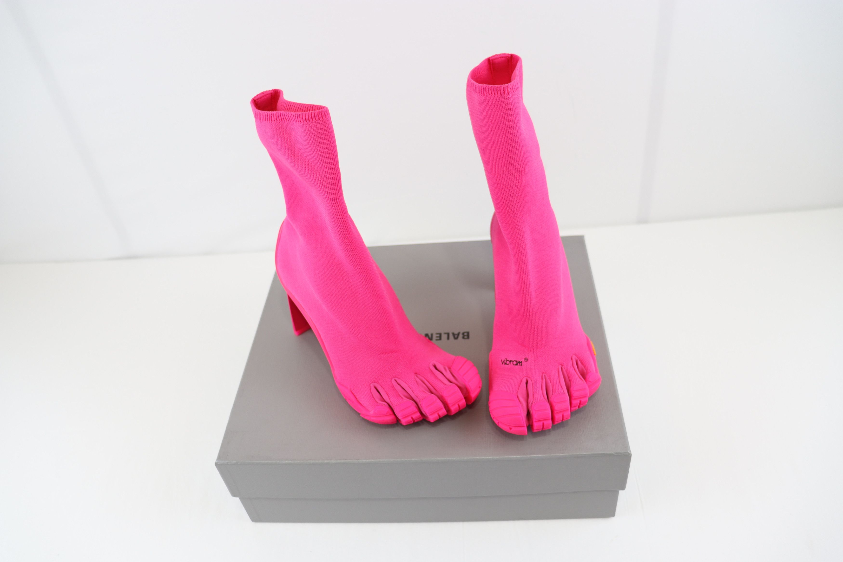 Balenciaga o1rshd1 Monocolor Knit Heeled Toe Boots in Fluo Pink Size US 7 / IT 37 - 12 Thumbnail
