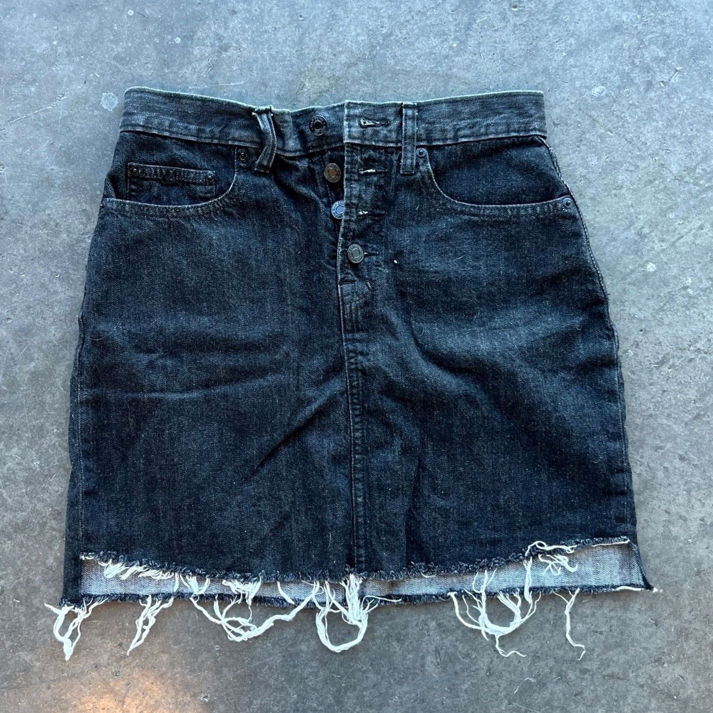 Gap VINTAGE Gap Denim Mini Skirt Women's 27 Black Frayed Short Jean Y2k Full Size 26 Regular Skirt Womens Girls Mens Size 26" / US 2 / IT 38 - 2 Thumbnail