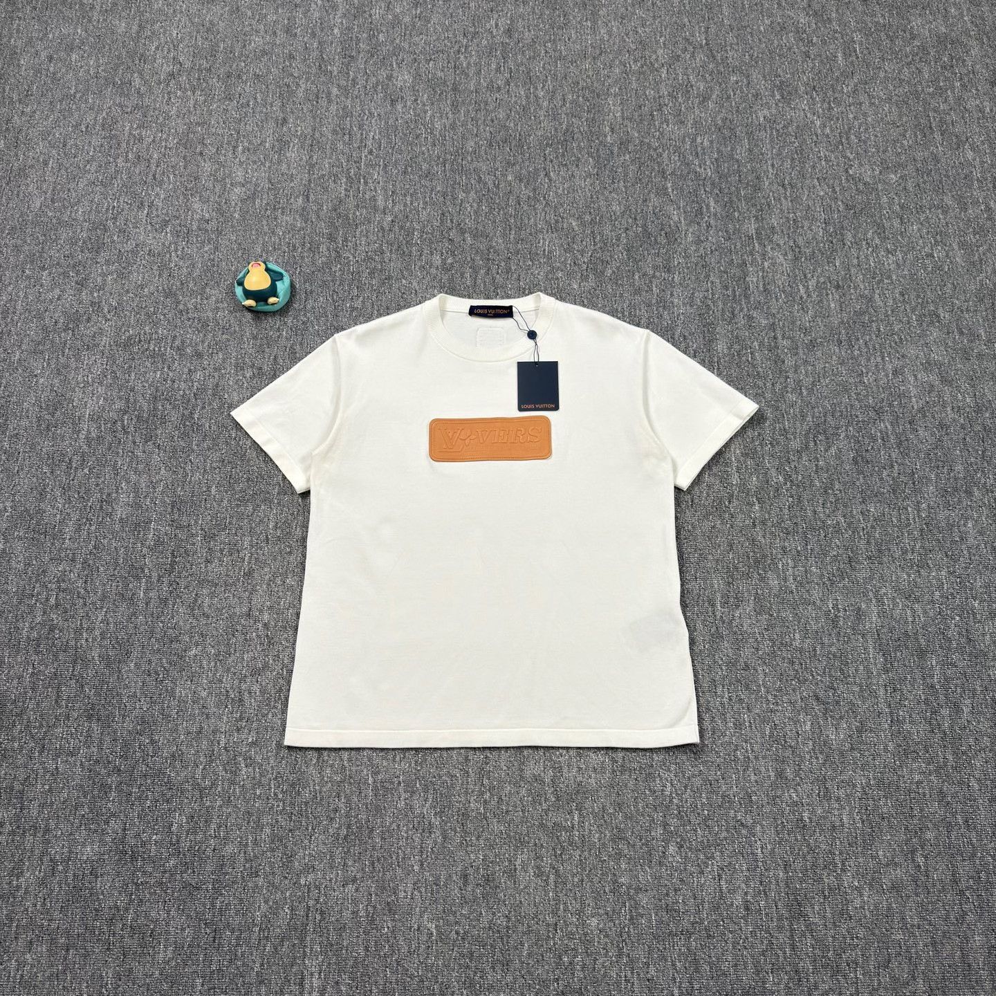 Louis Vuitton LV 25 White Embossed Leather Patch Short-Sleeve Size US M / EU 48-50 / 2 - 1 Thumbnail