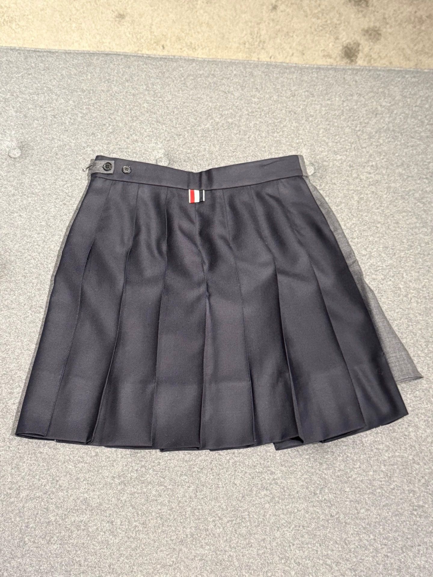 Thom Browne Thom Browne Colorblock Pleated Skirt Women's 38 Gray & Navy Size 26" / US 2 / IT 38 - 4 Thumbnail
