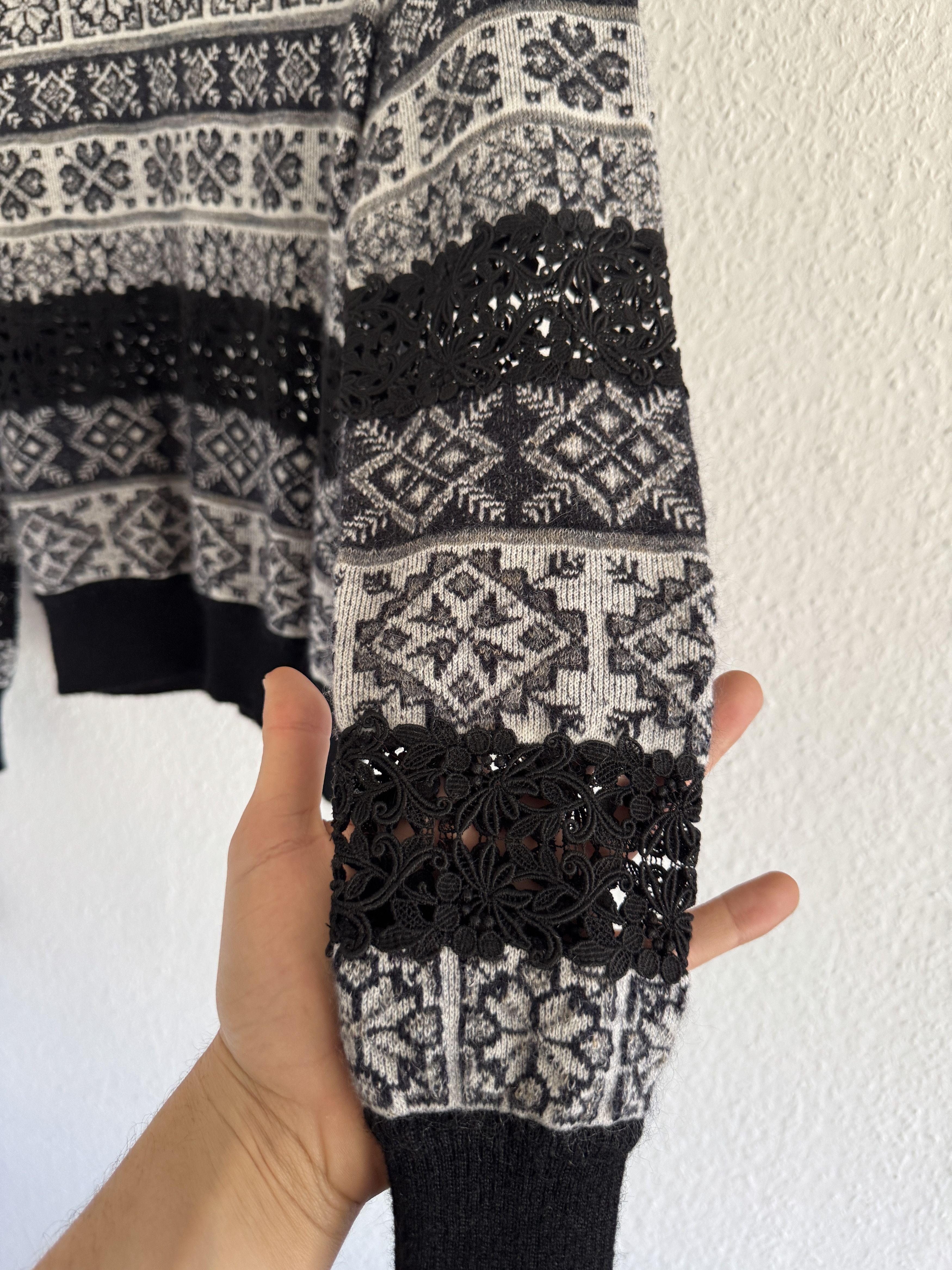 Chanel Chanel Paris-Rome Runway Lace & Cashmere Sweater Size XS / US 0-2 / IT 36-38 - 4 Thumbnail