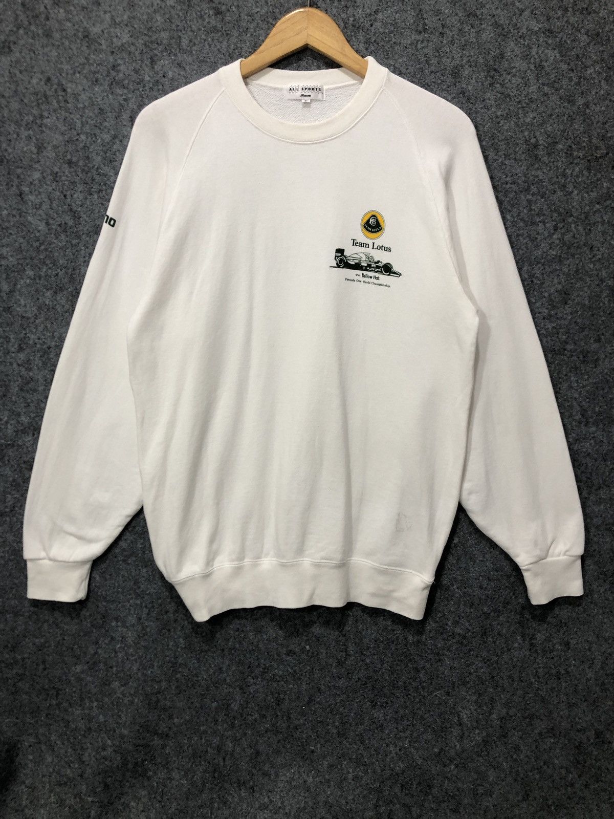 Vintage Vintage Team Lotus With Yellow Hat Formula One Sweatshirt Size US M / EU 48-50 / 2 - 2 Thumbnail