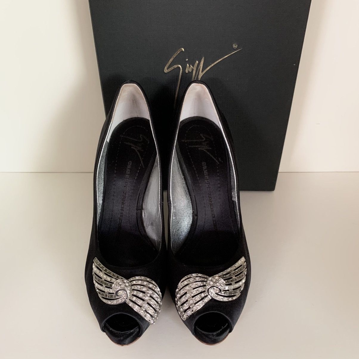 Giuseppe Zanotti Giuseppe Zanotti crystal bow black satin pumps Size US 6 / IT 36 - 15 Thumbnail