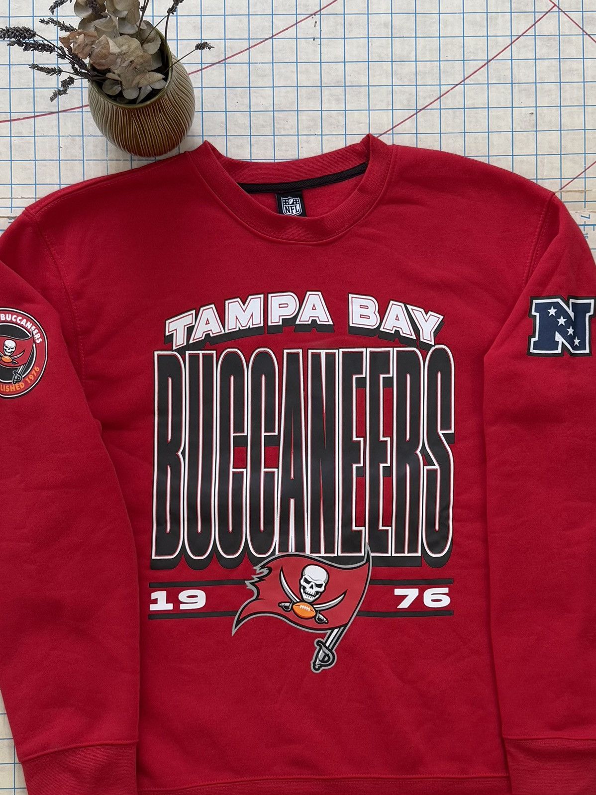 NFL NWOT NFL Team Apparel Tampa Bay Buccaneers Crewneck Large Size US L / EU 52-54 / 3 - 3 Thumbnail