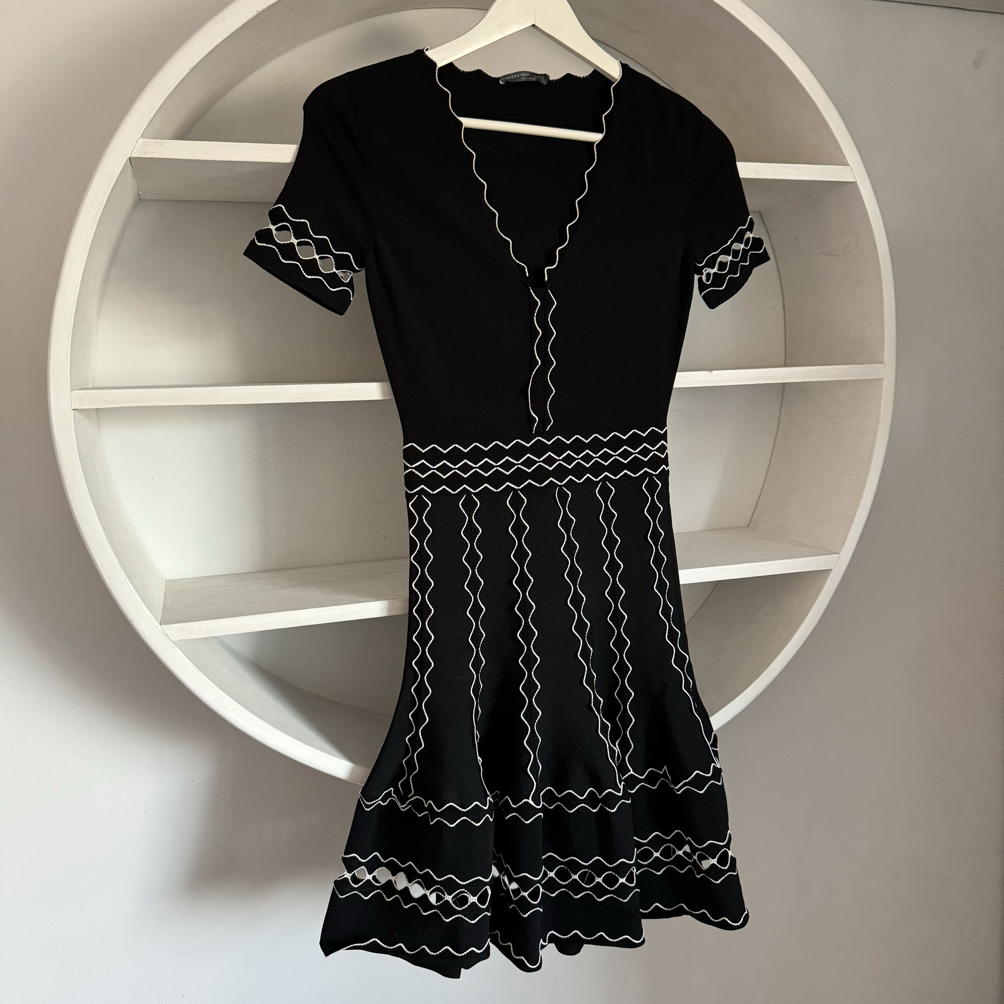 Alexander McQueen Women's ALEXANDER McQUEEN Black Dress Size XS / US 0-2 / IT 36-38 - 2 Thumbnail