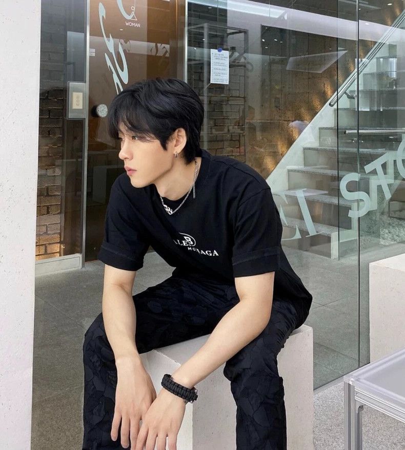 Balenciaga Balenciaga Letter logo short sleeve 2505-Nextarrow Size US L / EU 52-54 / 3 - 6 Thumbnail