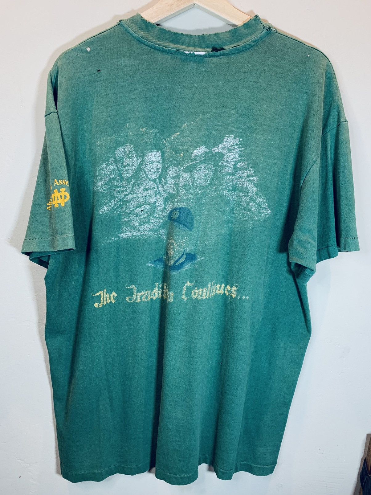 Vintage *RARE* Vintage Notre Dame Football Faded Single Stitch Shirt Size US XL / EU 56 / 4 - 1 Thumbnail