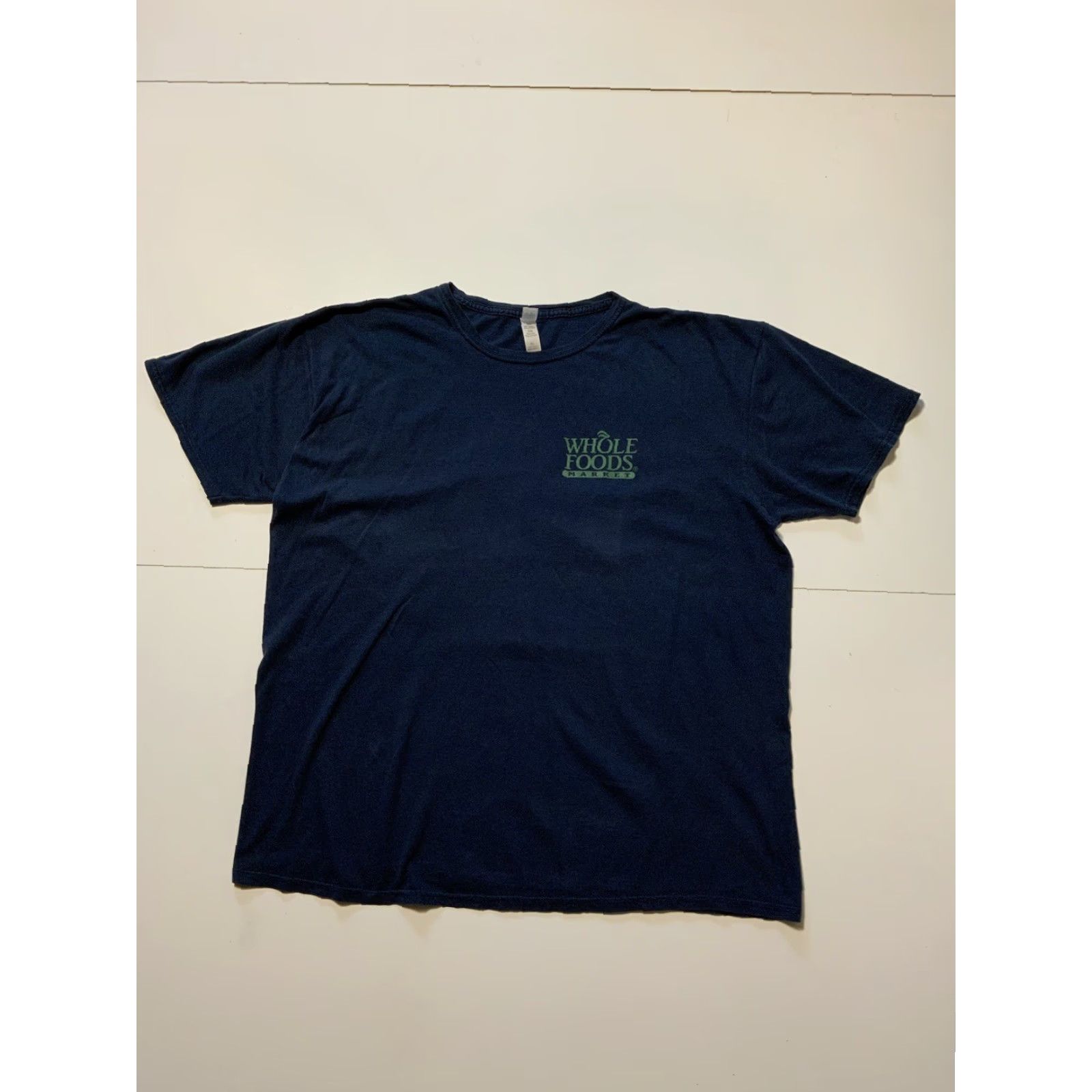 Gildan VINTAGE WholeFoods Market Rockin Since 1980 Guitar Tree Graphic T-Shirt XL Mens Navy Blue Size US XL / EU 56 / 4 - 2 Thumbnail