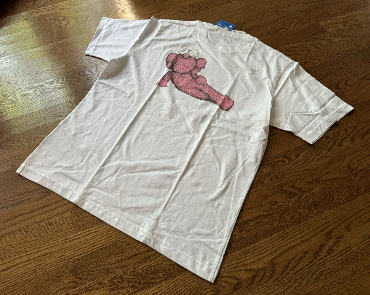 Kaws × Uniqlo Medium Kaws Time Off Tee White Uniqlo UT T-Shirt Figure Size US M / EU 48-50 / 2 - 3 Thumbnail