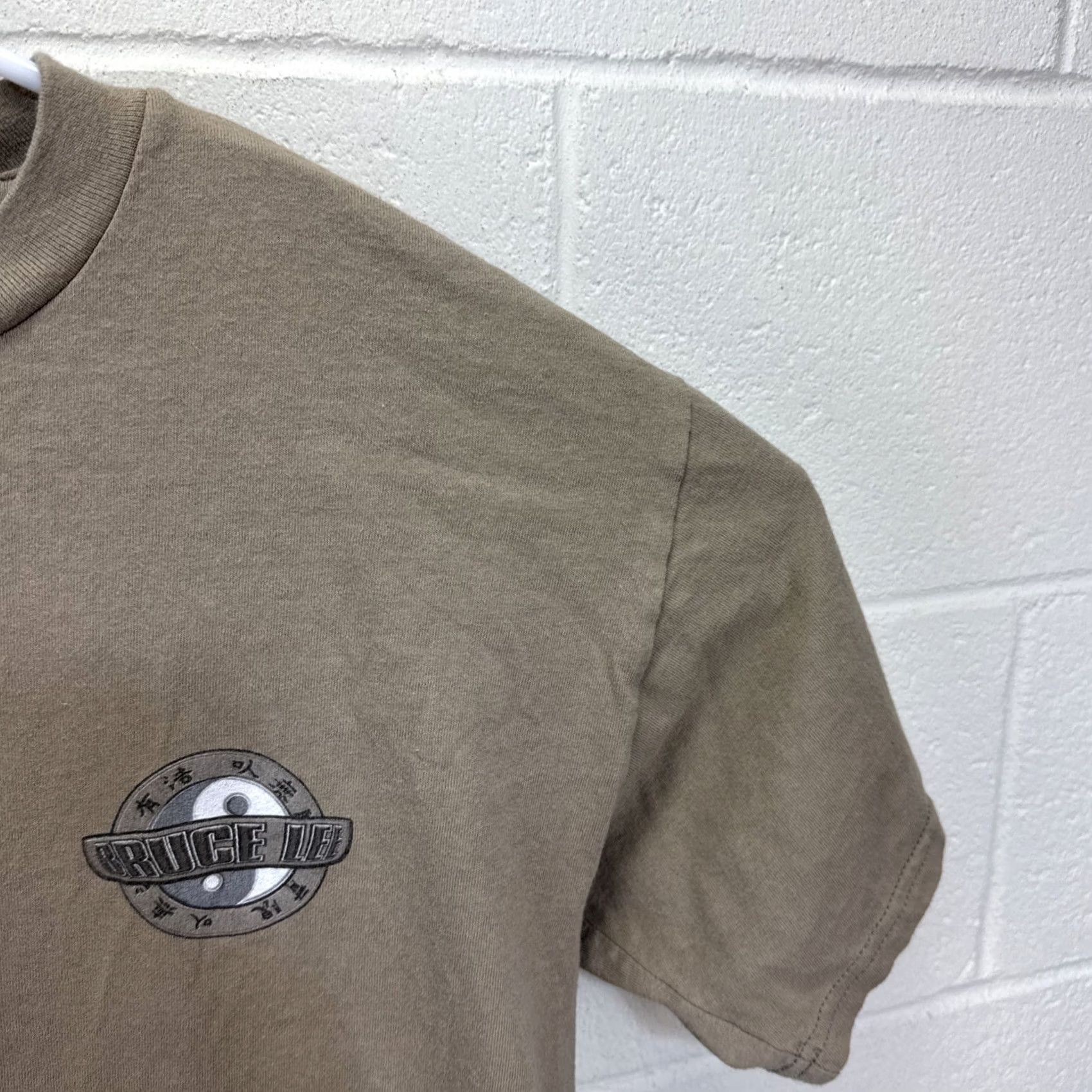 Tultex VINTAGE Bruce Lee T-Shirt Tultex Dragon Fade Ying Yang 90s Martial Arts Brown Cotton Short Sleeve Crew Neck L Mens Large Graphic Print 1990s Size US L / EU 52-54 / 3 - 7 Thumbnail