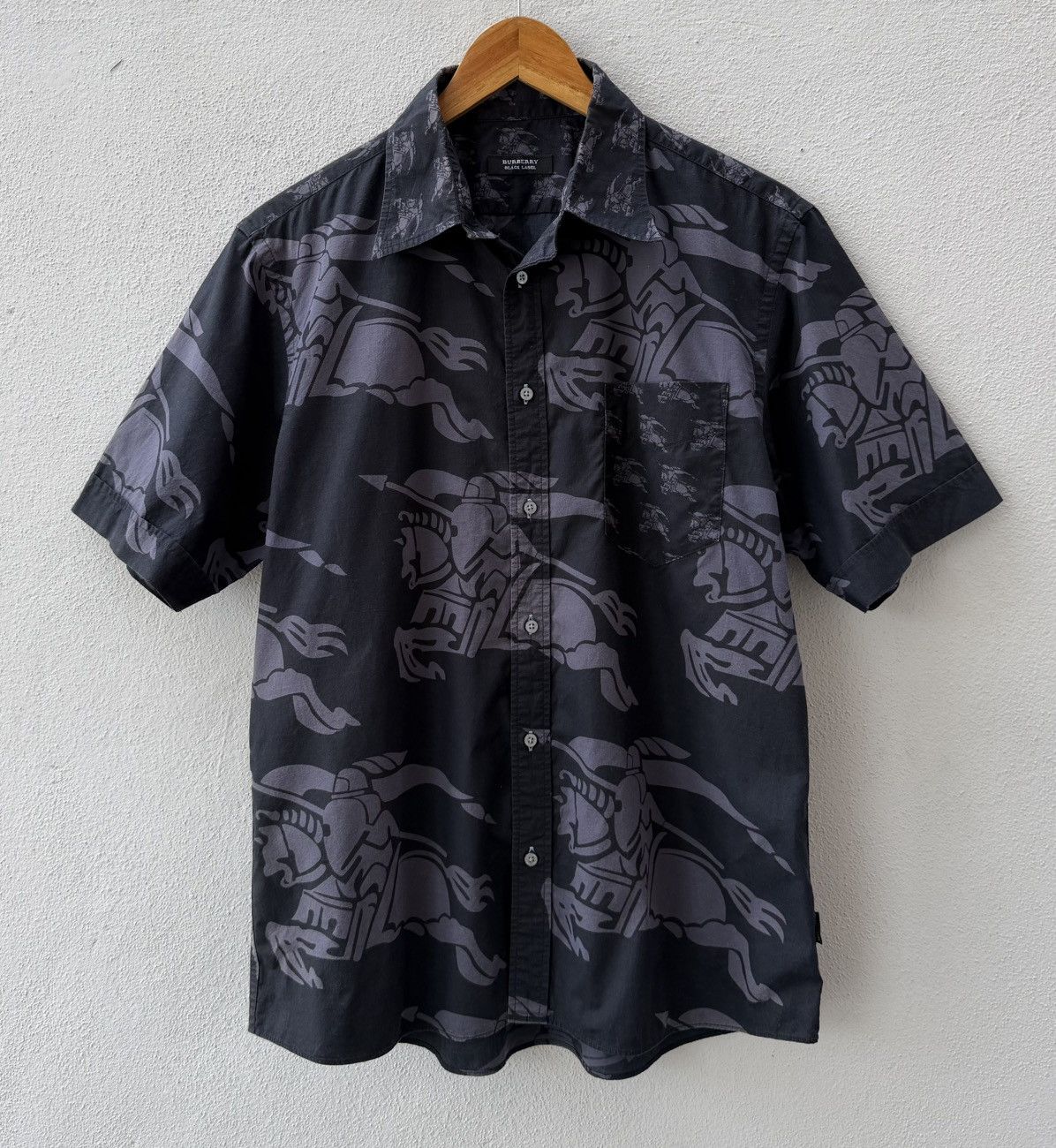 Burberry Burberry Black Label Fullprint Logo Button Up Size US L / EU 52-54 / 3 - 7 Thumbnail