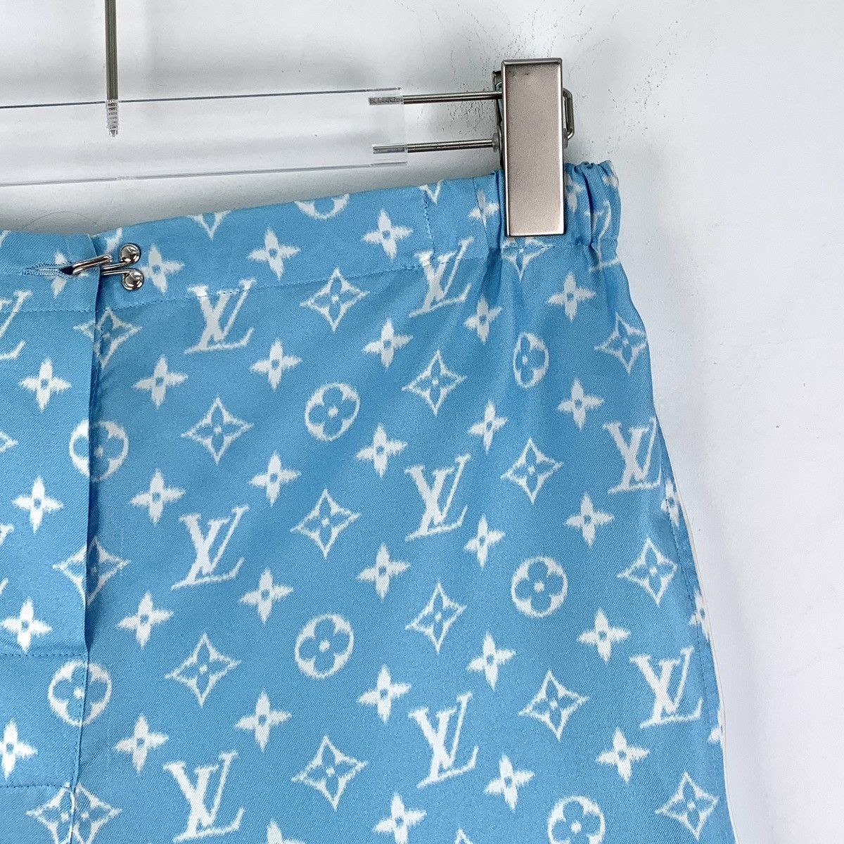 Louis Vuitton Louis Vuitton Blue All-over Print Silk Casual Shorts K26WX Size 25" / US 0 / IT 36 - 3 Thumbnail