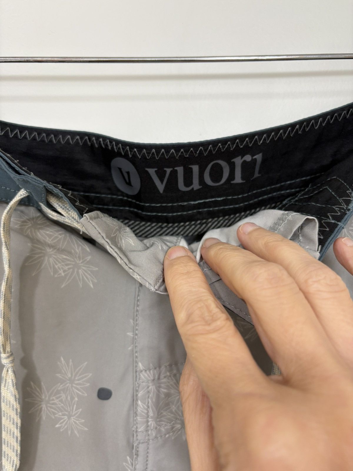 Vuori Vuori Men’s Gray Pineapple Board Shorts Swim Trunks- size 30 Size US 30 / EU 46 - 4 Thumbnail