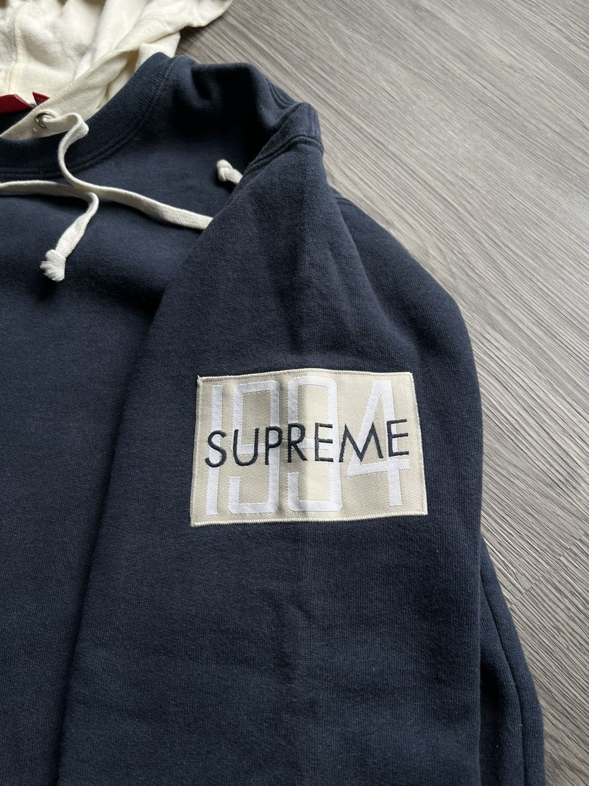 Supreme ❤️‍🔥Last drop❤️‍🔥Supreme 1994 Logo Arm Patch Two Tone Hoodie Size US L / EU 52-54 / 3 - 6 Thumbnail