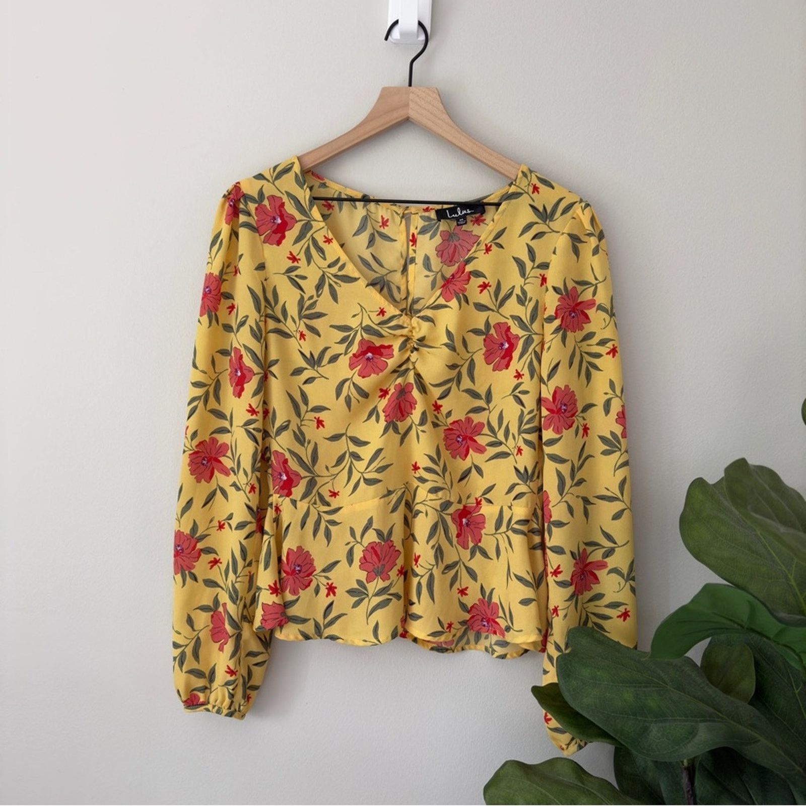 Other Lulus Floral Long Sleeve Peplum Top Ruched V-Neck Button EUC Size M / US 6-8 / IT 42-44 - 9 Thumbnail