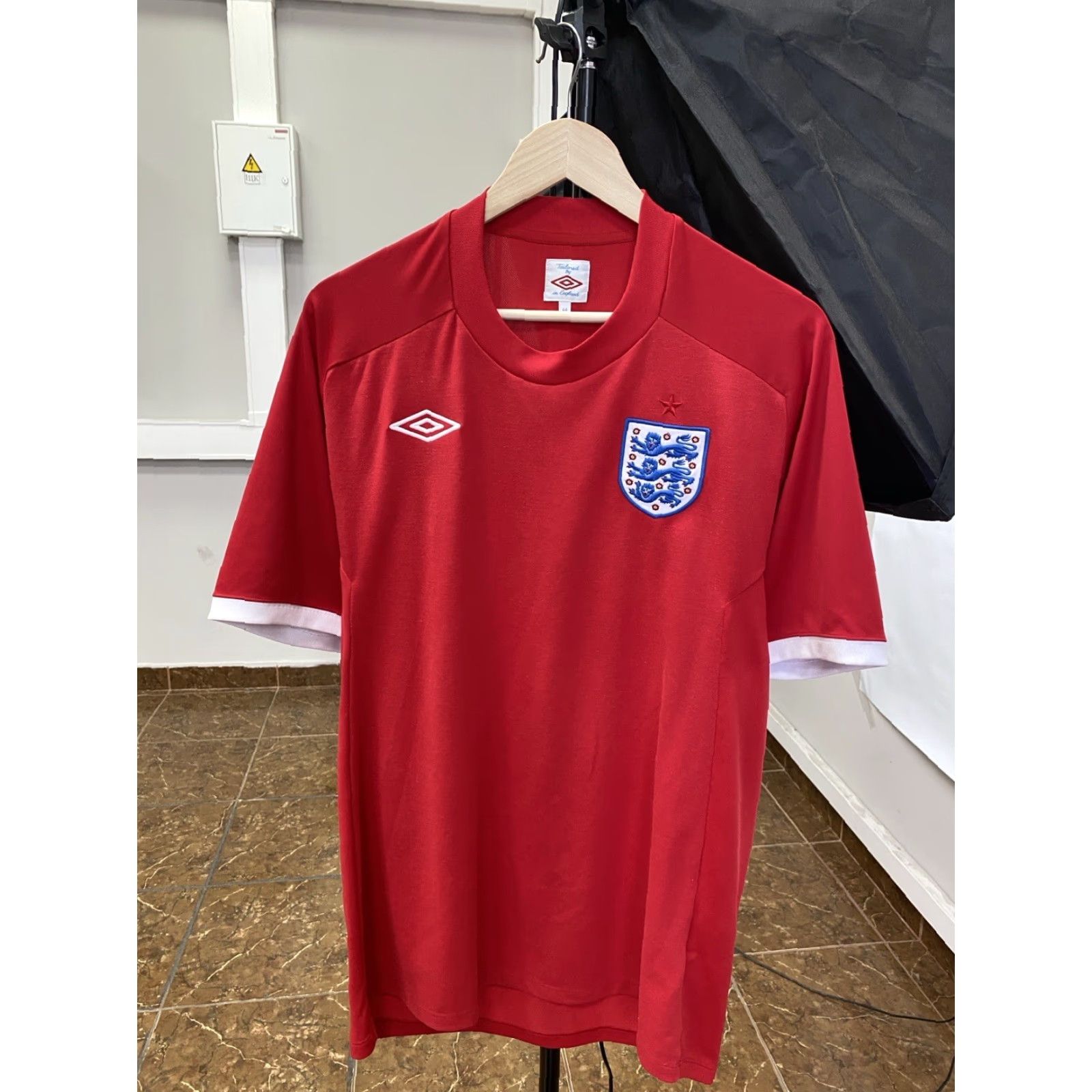 Umbro Umbro England soccer jersey training red L T-Shirt Men Retro 2016 Y2K Size US L / EU 52-54 / 3 - 2 Thumbnail