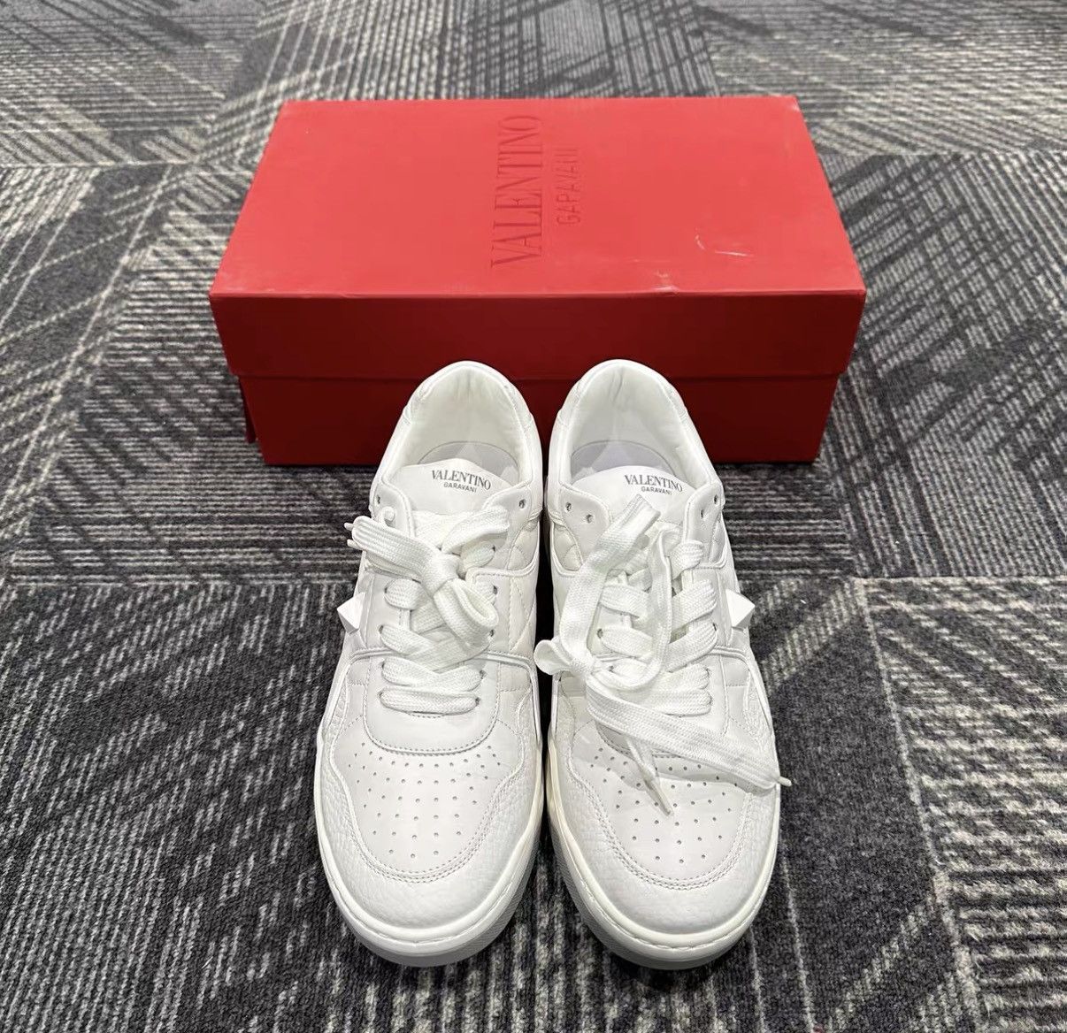 Valentino Valentino One Stud White Lambskin Sneakers J42 Size US 8.5 / EU 41-42 - 2 Thumbnail