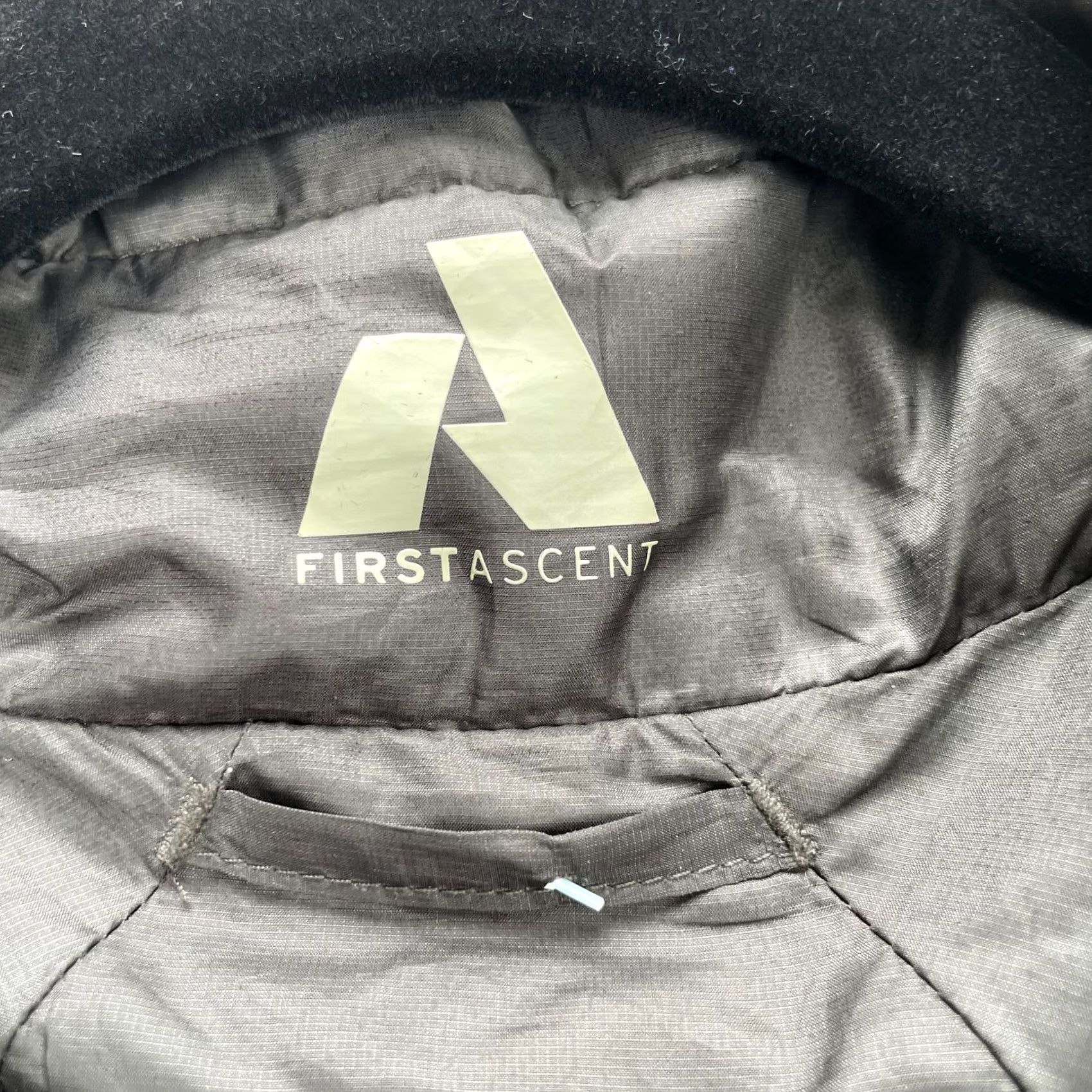 Eddie Bauer Eddie Bauer Vest Mens M Black Gray First Ascent Reversible Lined Mock Neck Short Stand-Up Zip Polyester Softshell Size US M / EU 48-50 / 2 - 6 Thumbnail