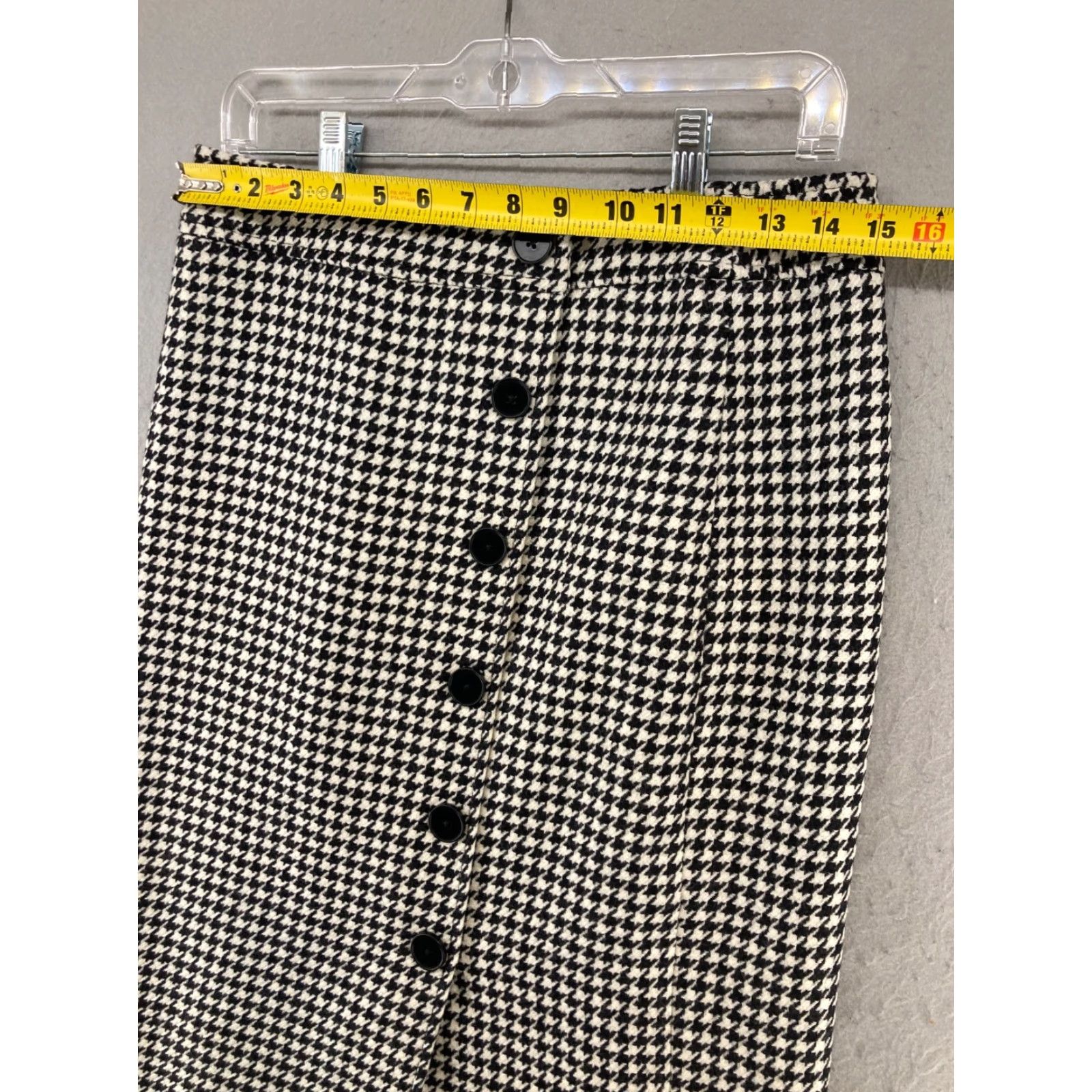 Vintage Harolds Women's Wool Skirt 4 Black Houndstooth Knee Length Straight & Pencil 90s Country of US Size 27" / US 4 / IT 40 - 2 Thumbnail