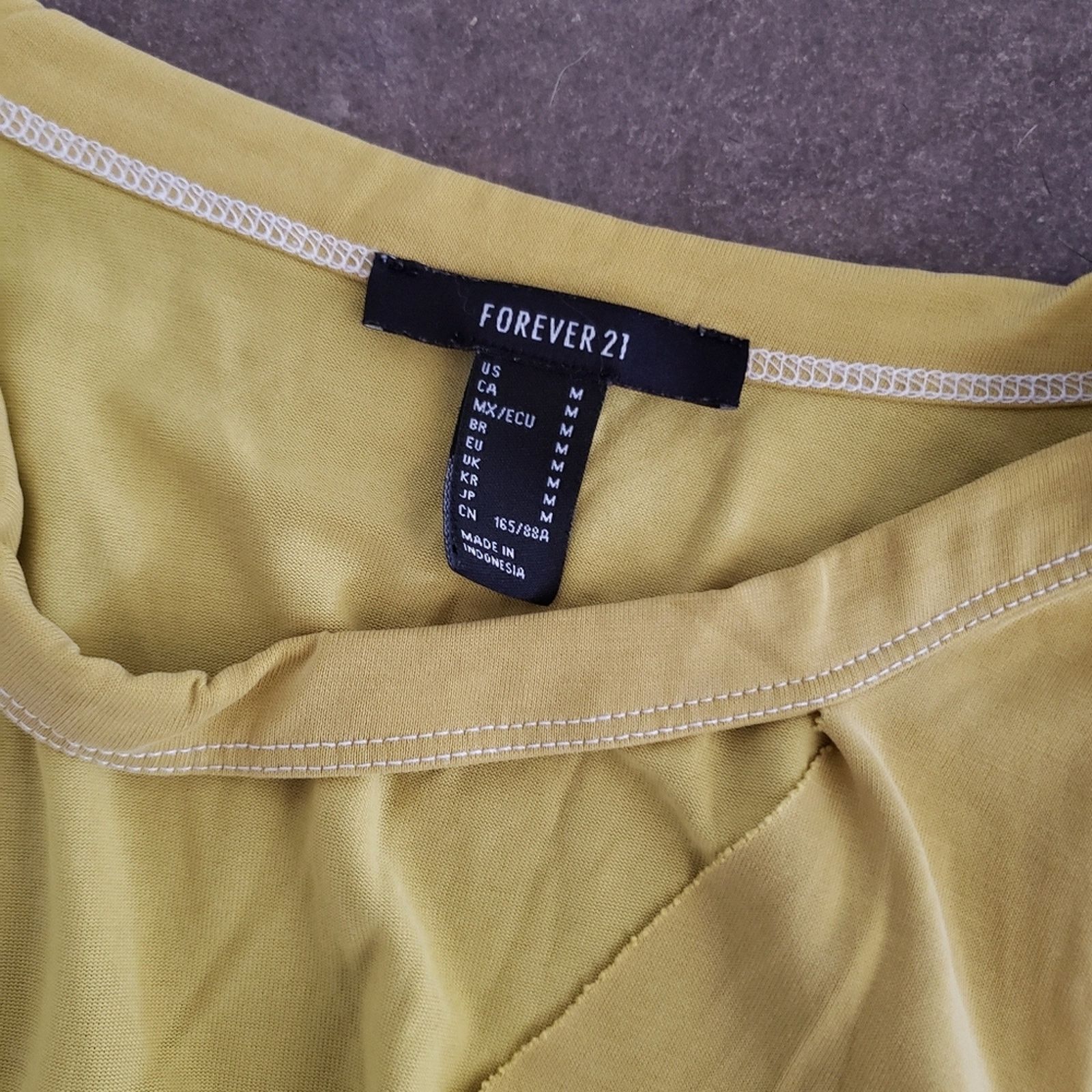 Forever 21 Yellow Muted | F21 | Vneck Short Sleeve Size M / US 6-8 / IT 42-44 - 3 Thumbnail