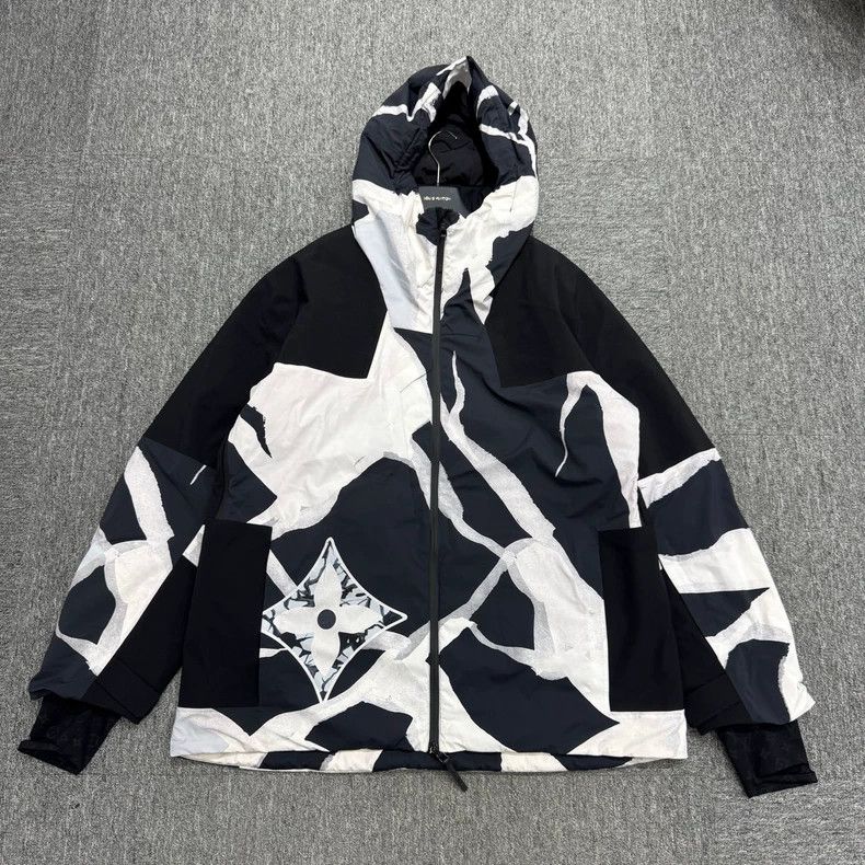Louis Vuitton Louis Vuitton size 60 Color-block logo print ski jacket 250 Size US M / EU 48-50 / 2 - 4 Thumbnail