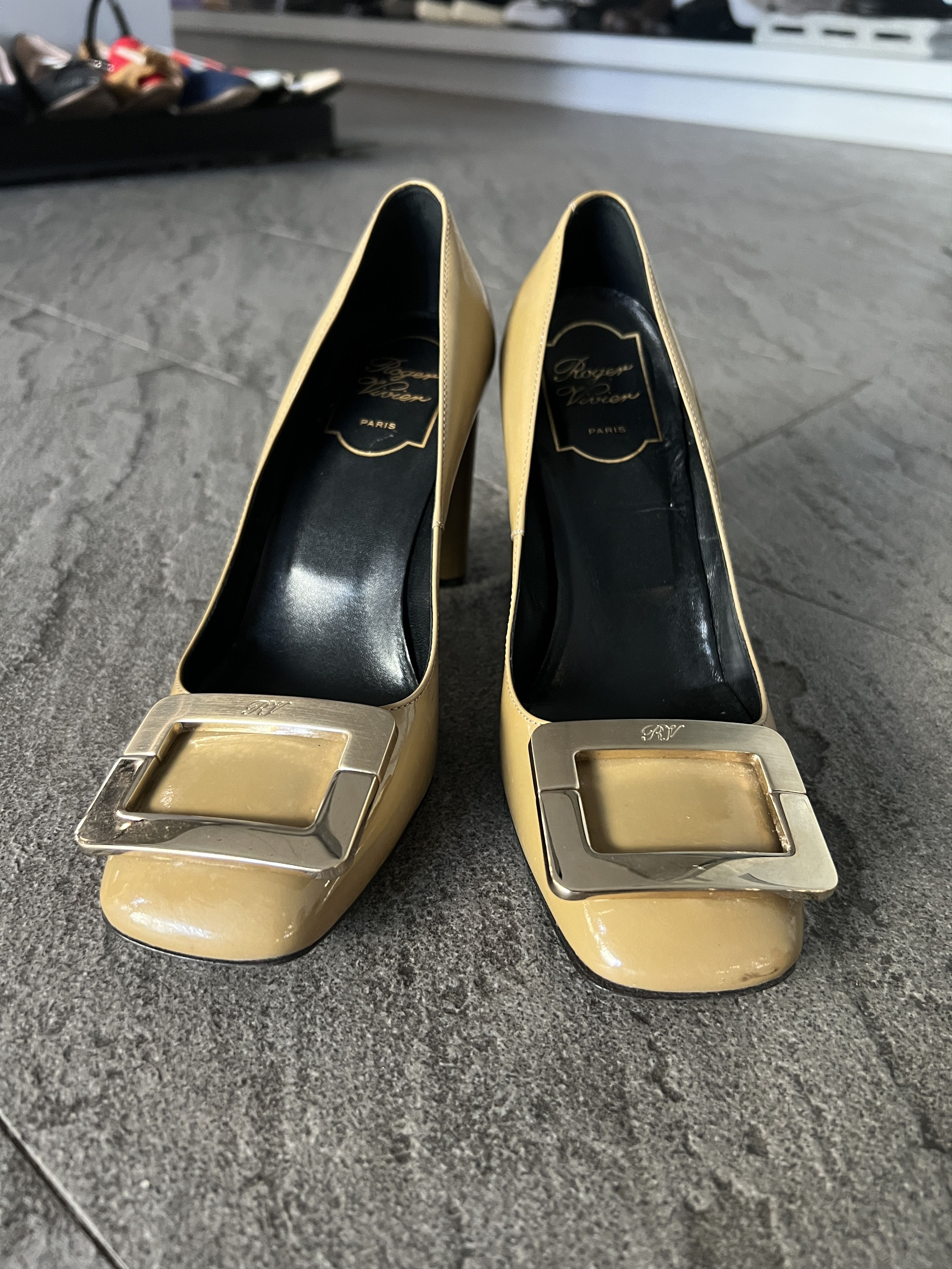 Roger Vivier Roger Vivier Belle Vivier Beige Patent Block Heel 35.5 Size US 5.5 / IT 35.5 - 2 Thumbnail