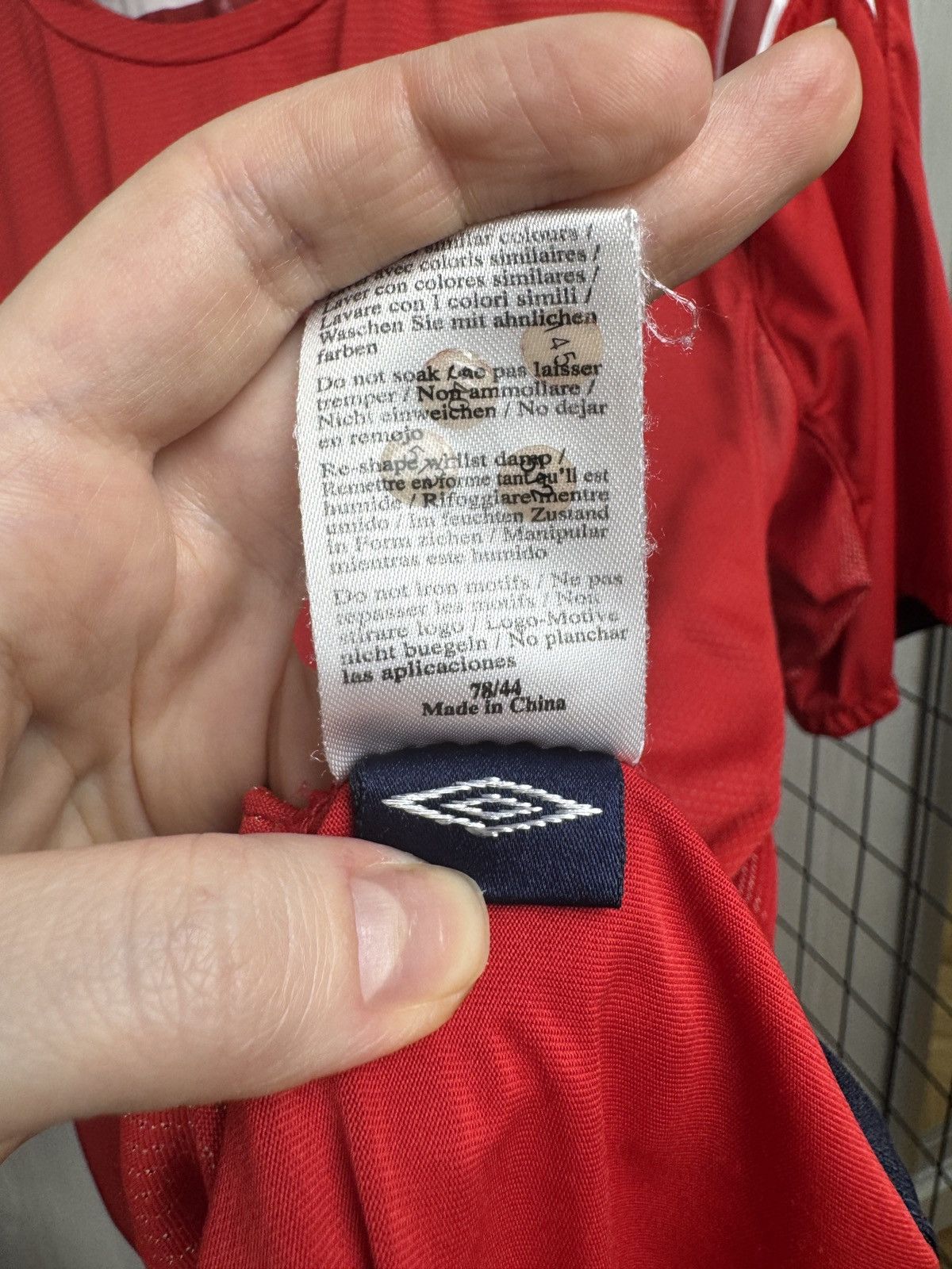 Umbro Umbro England 2004 2006 away soccer jersey football shirt Size US L / EU 52-54 / 3 - 14 Thumbnail