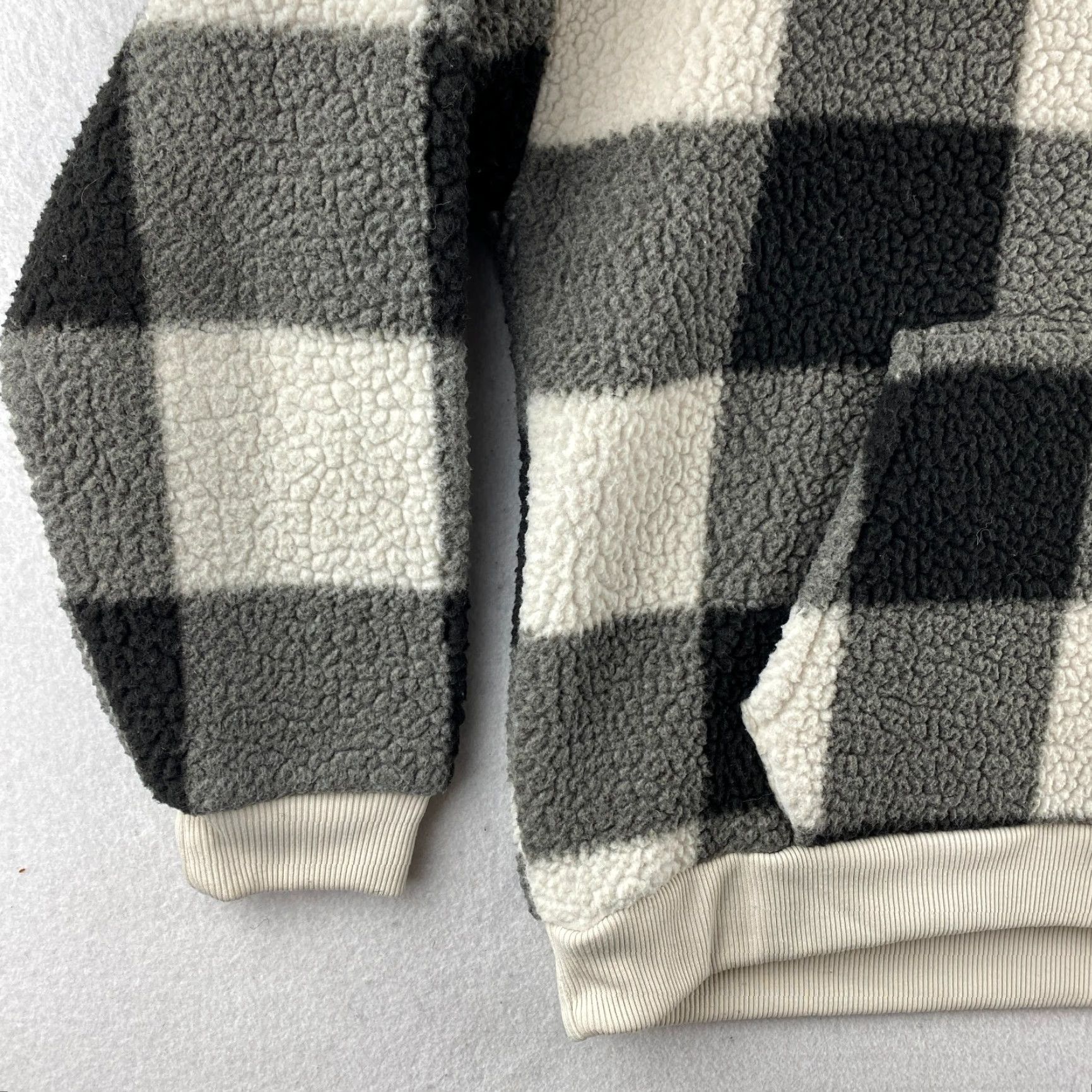 American Eagle Outfitters American Eagle Hoodie Womens Medium M Black White Colorblock Sherpa Pullover Size M / US 6-8 / IT 42-44 - 5 Thumbnail
