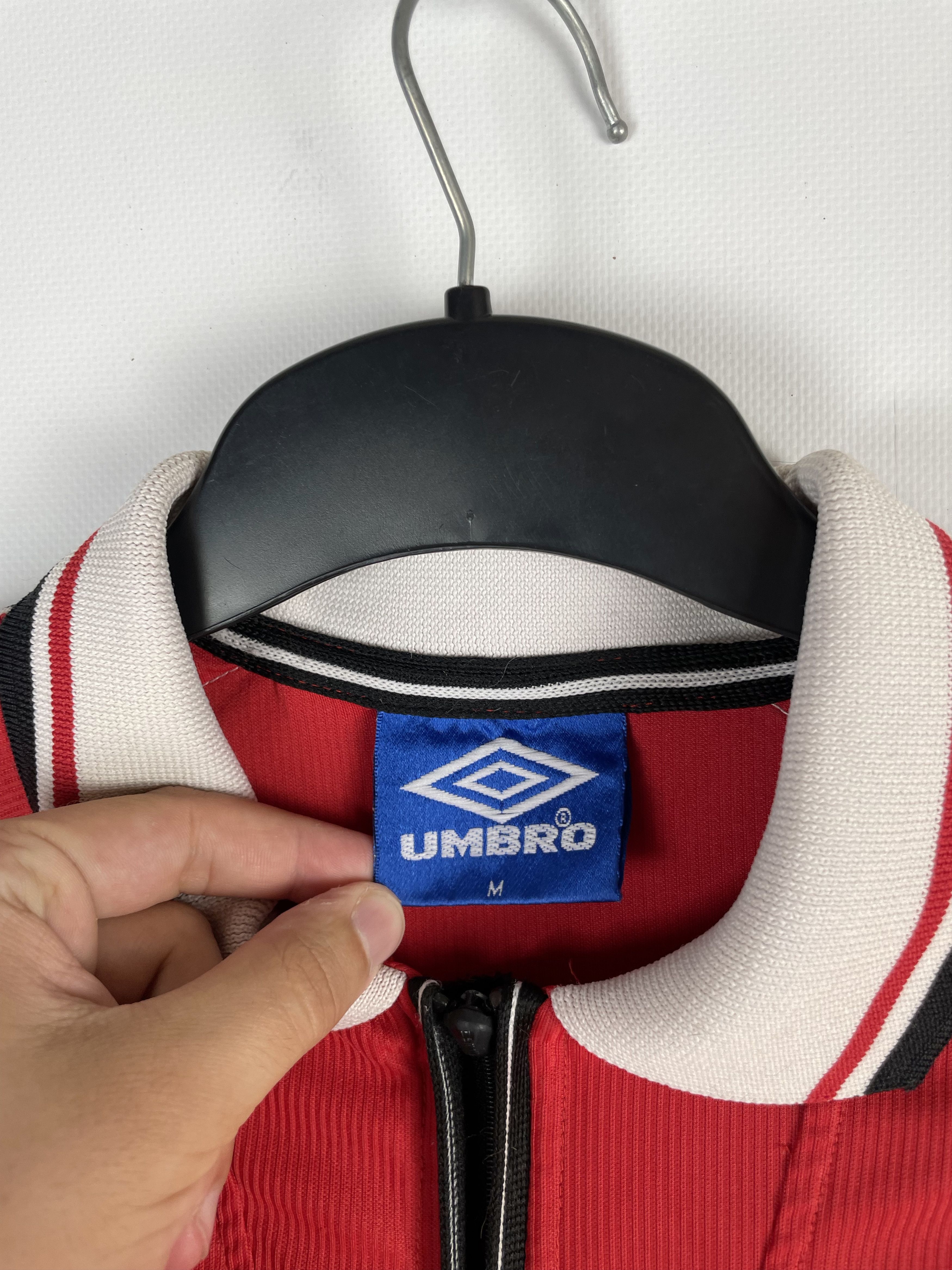 Umbro VERY RARE UMBRO FC MANCHESTER UNITED ENGLAND SOCCER JERSEY Size US M / EU 48-50 / 2 - 6 Thumbnail