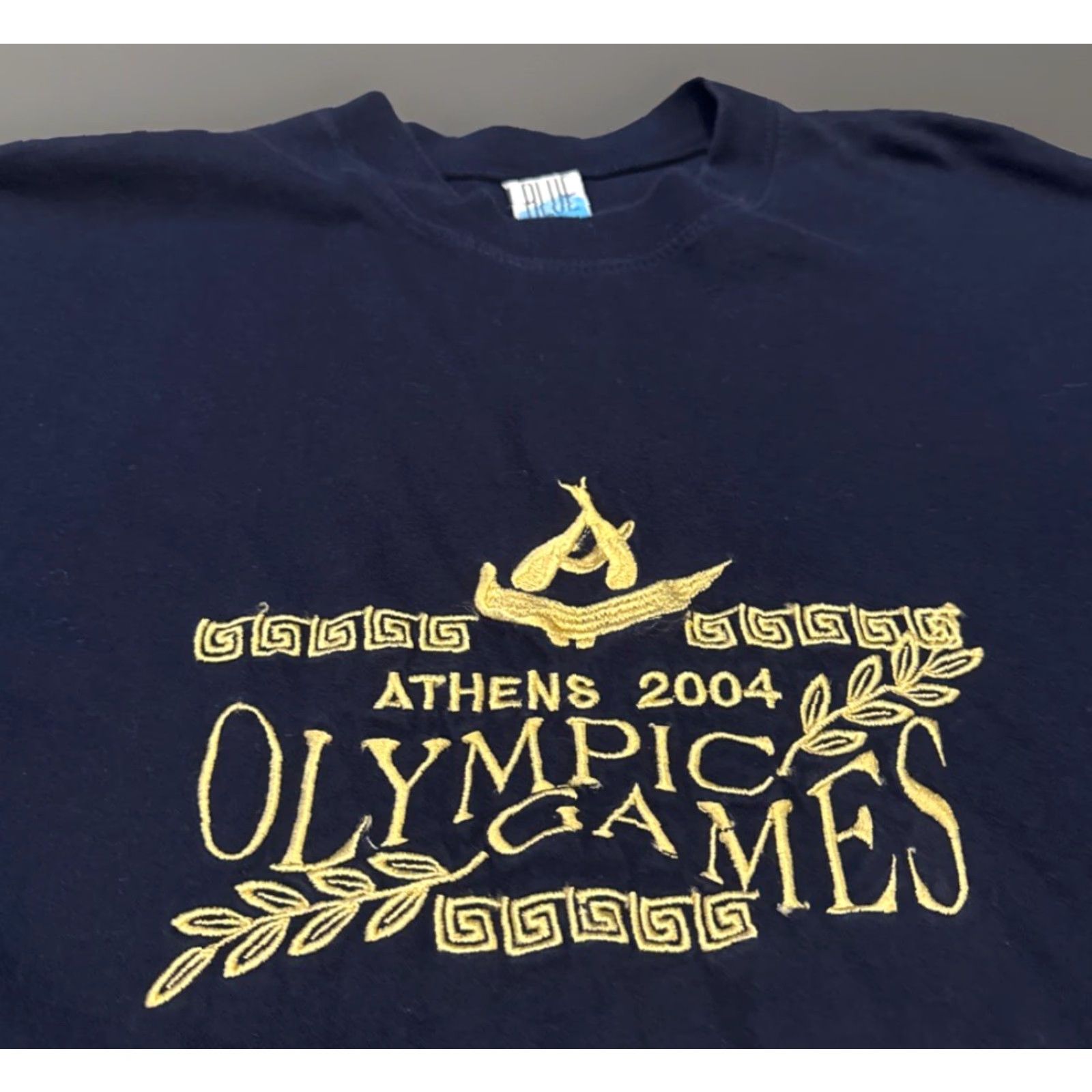 Vintage VINTAGE 2004 Athens Greece Olympics Embroidered Navy Blue Gold T-Shirt Large Mens Size US L / EU 52-54 / 3 - 2 Thumbnail